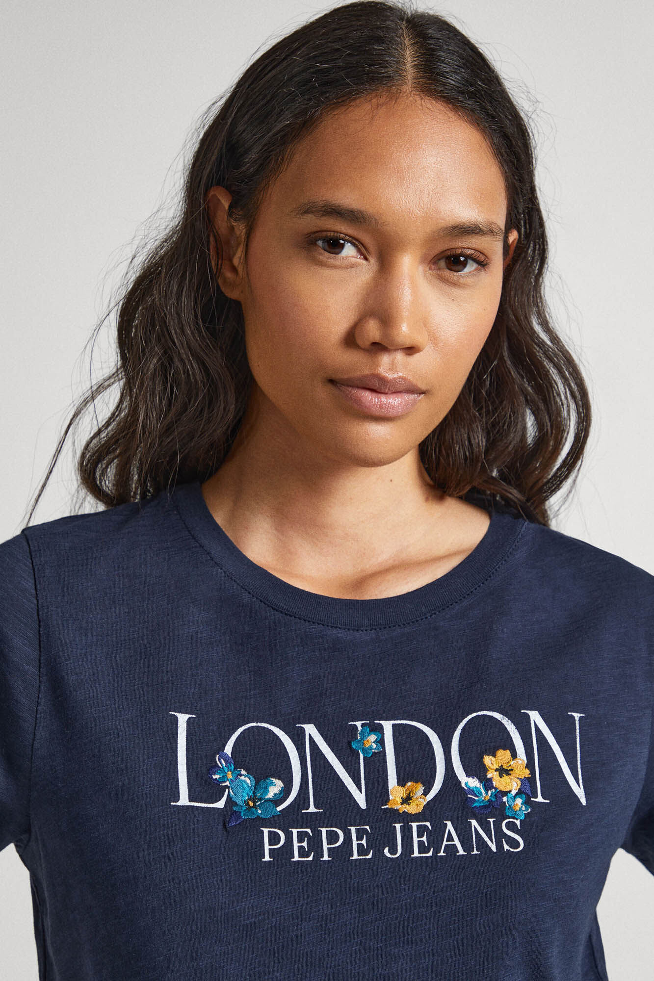 estampa de logotipo em camiseta