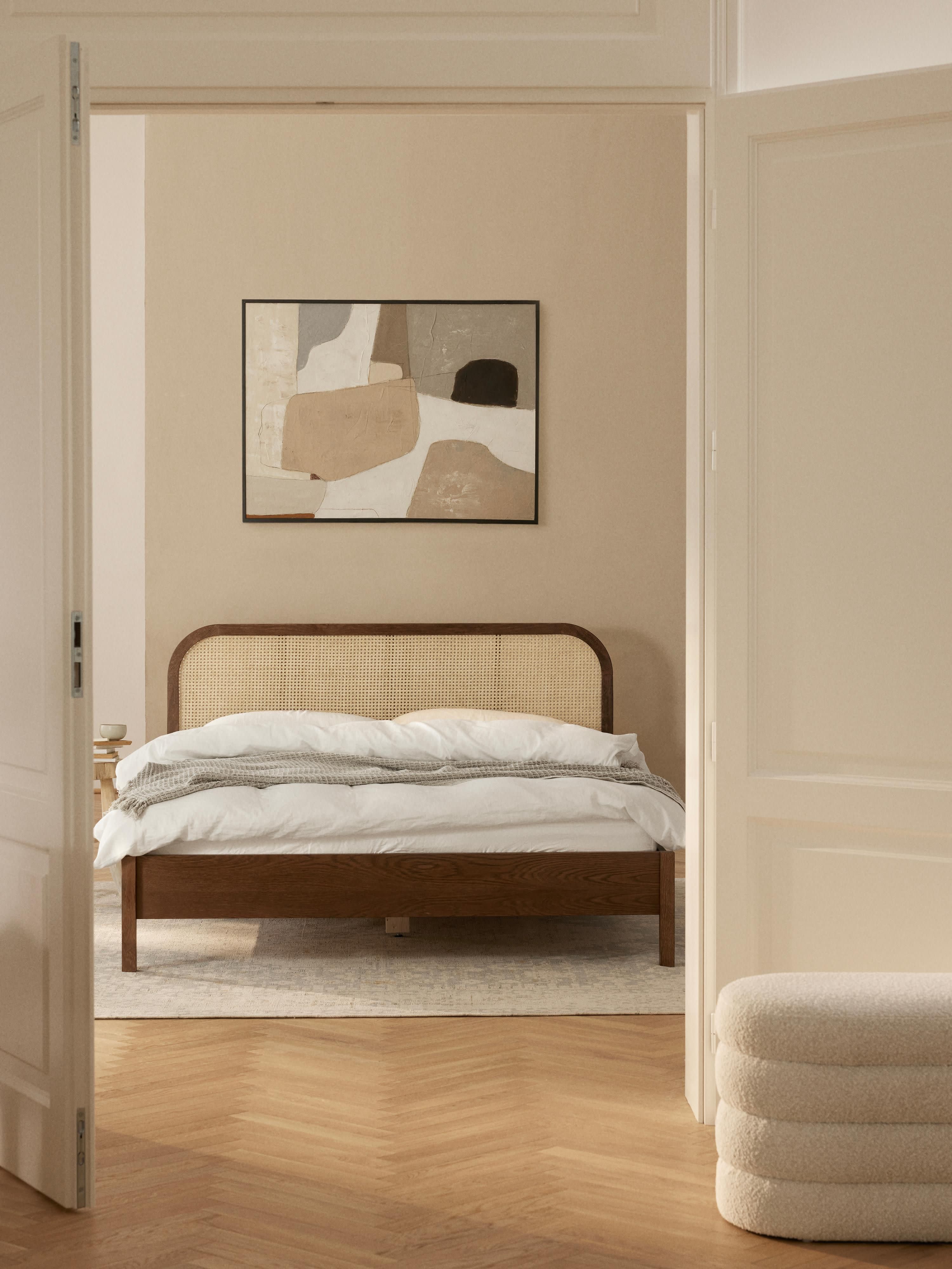 Houten bed Jones met hoofdeinde van Weens vlechtwerk