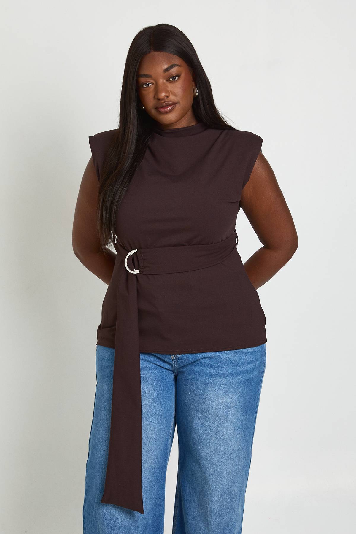 boohoo Haut Grande Taille Sans Manches Col Montant Avec Détail Drapé Ceinturé