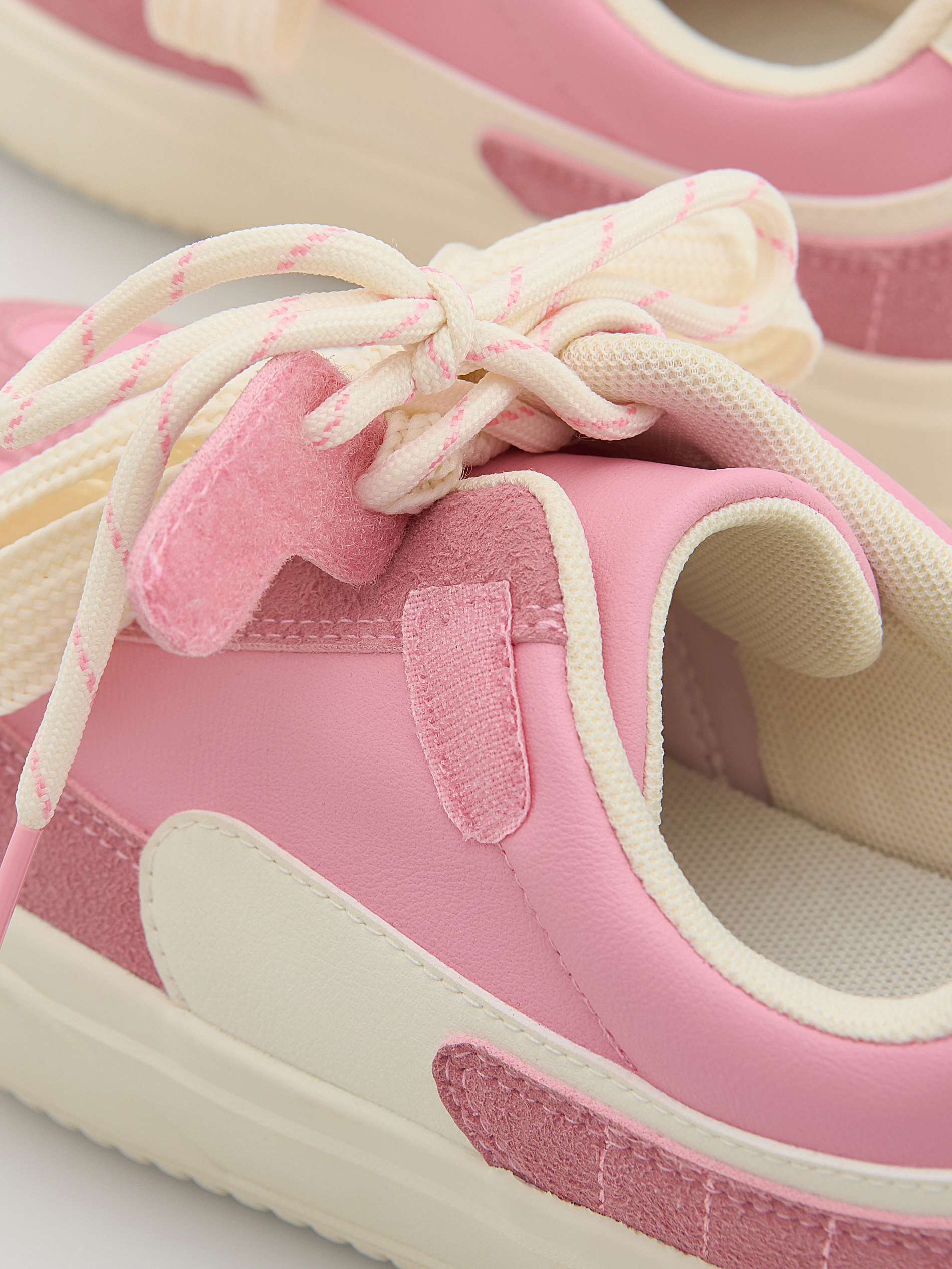Sneaker aus Materialmix