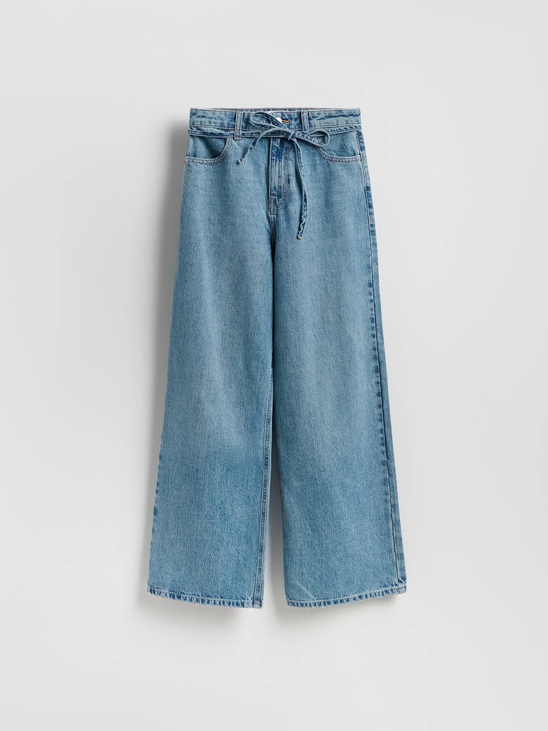 Denim-Hose mit Gürtel