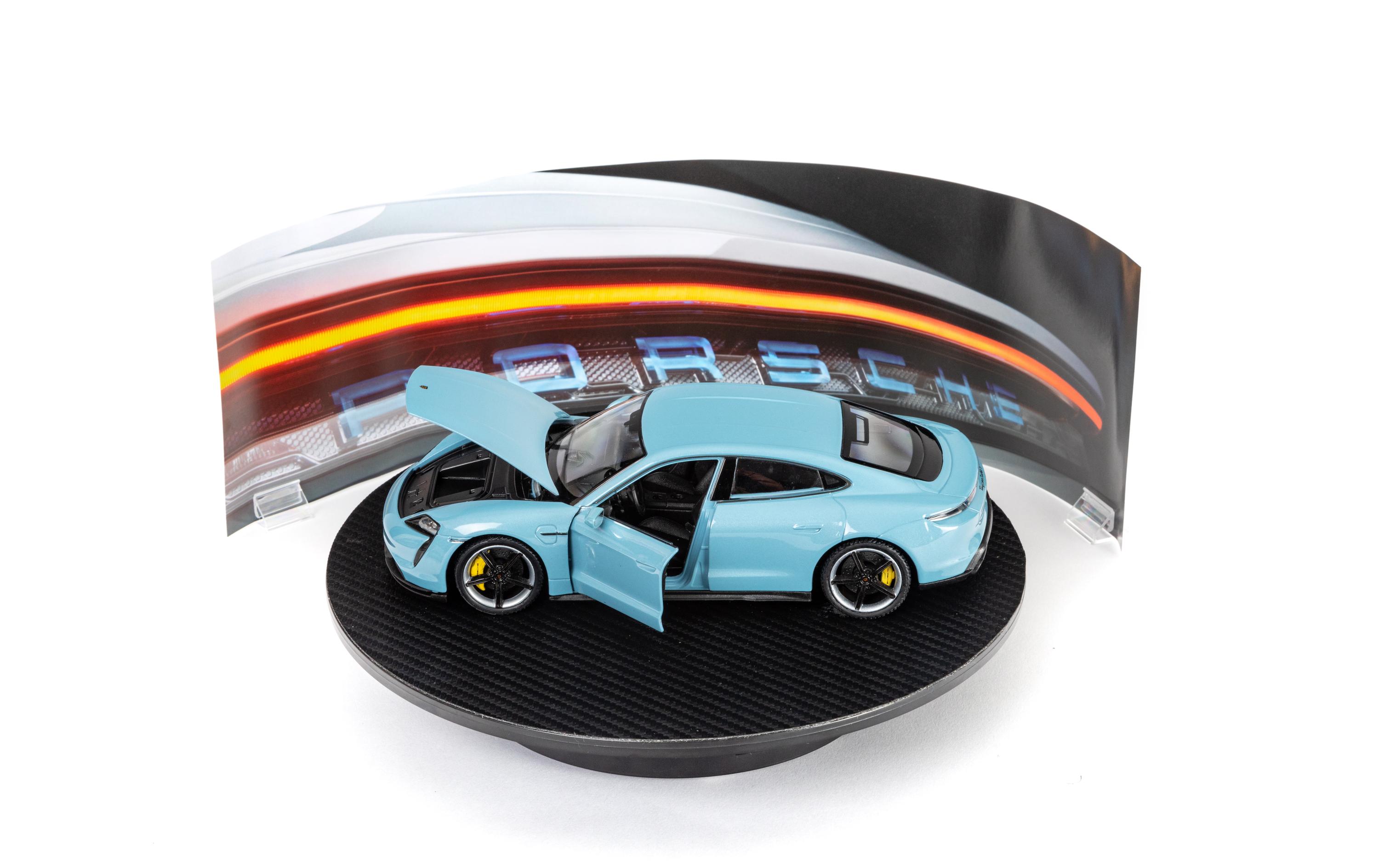 Adventskalender Porsche Taycan 1:24, Deutsch/Englisch<br>Auto Modellbausatz Adventskalender