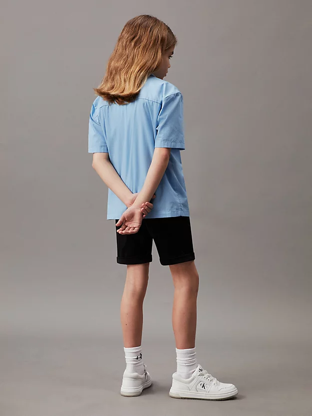 Camisa de manga curta com fecho de correr completo.