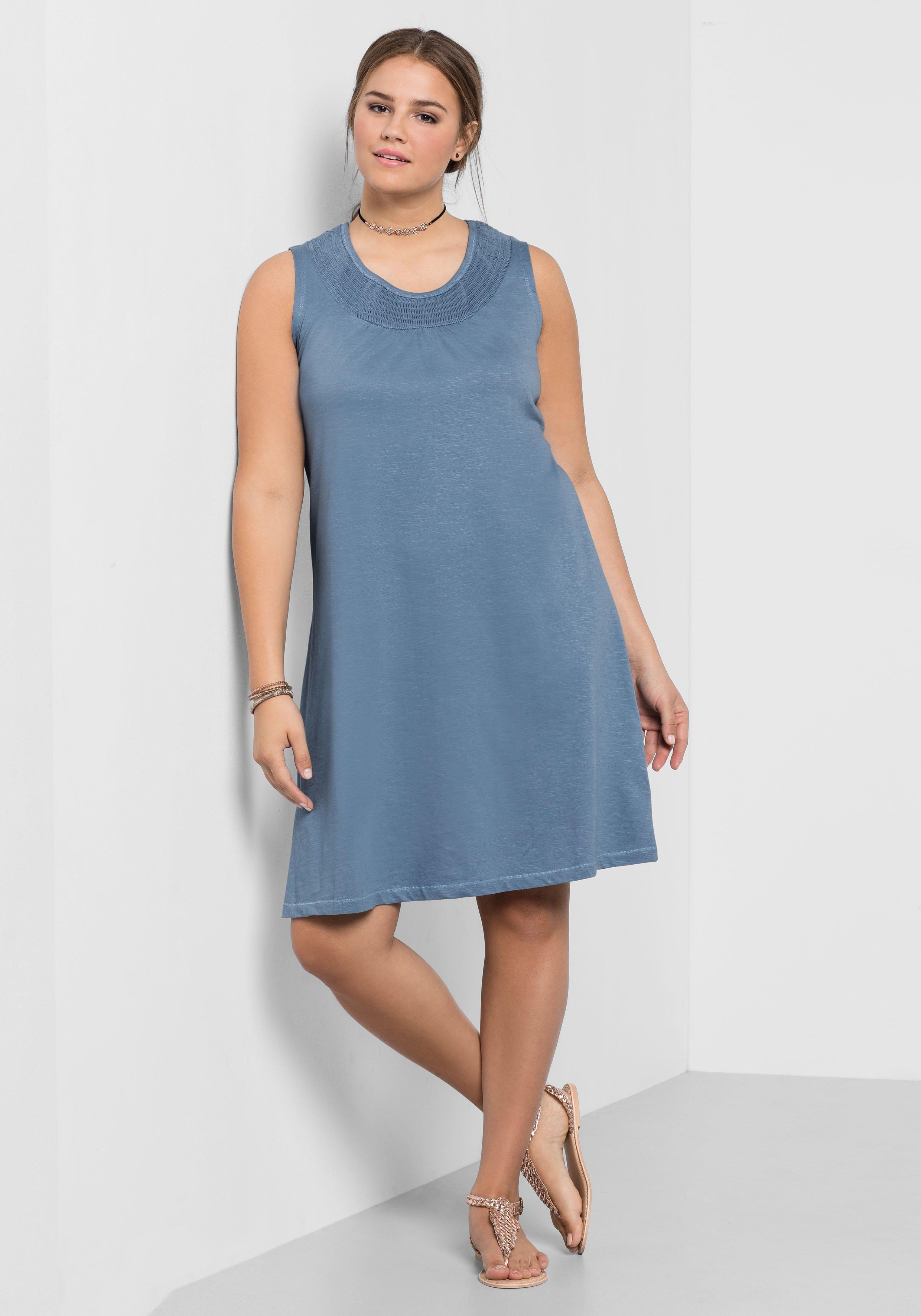 Shirtkleid mit Smok-Einsatz, in A-Linie