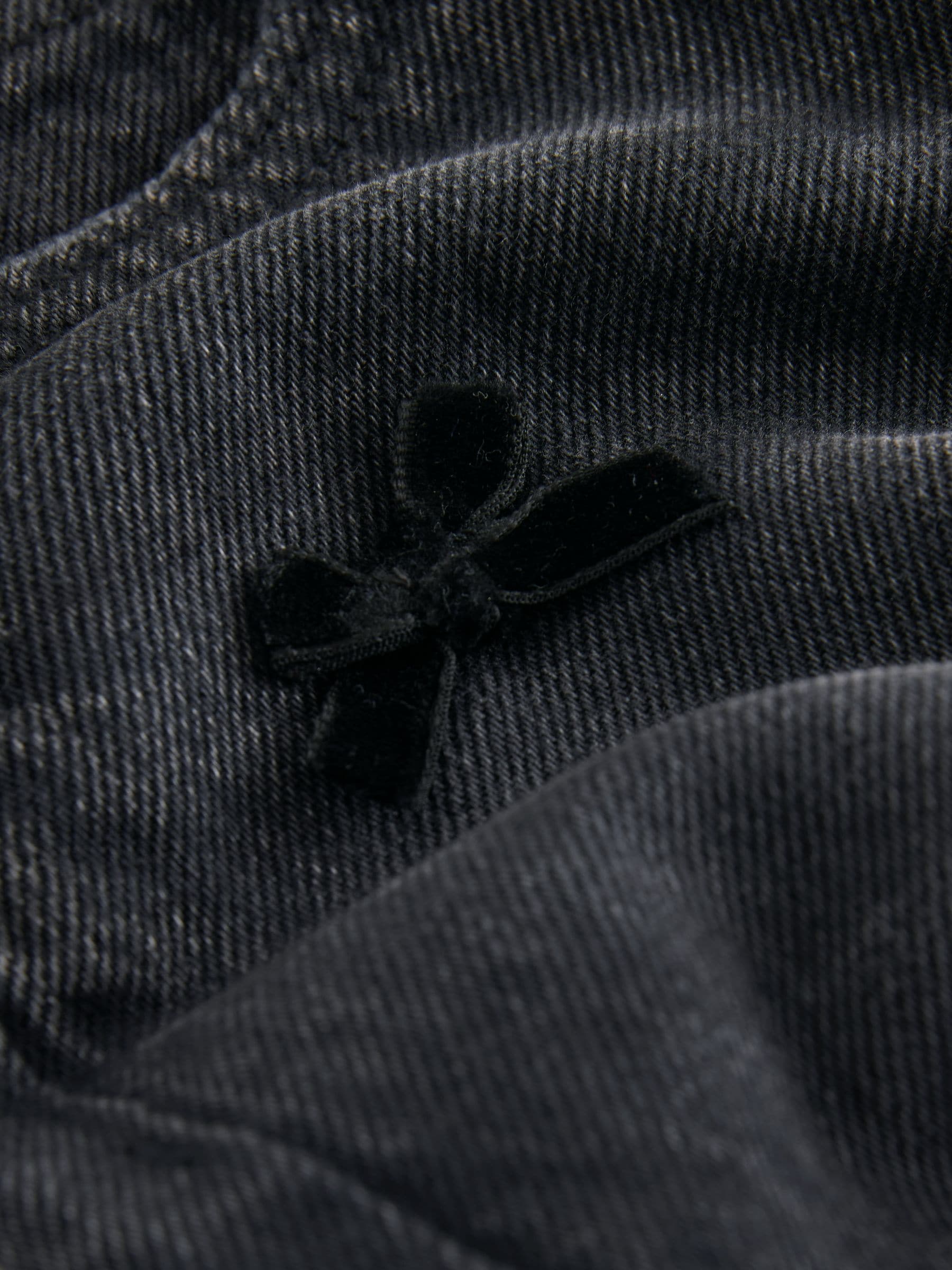 Zwarte wassing - Jeans met strikborduursel en barrelpijpen (3-16jr)