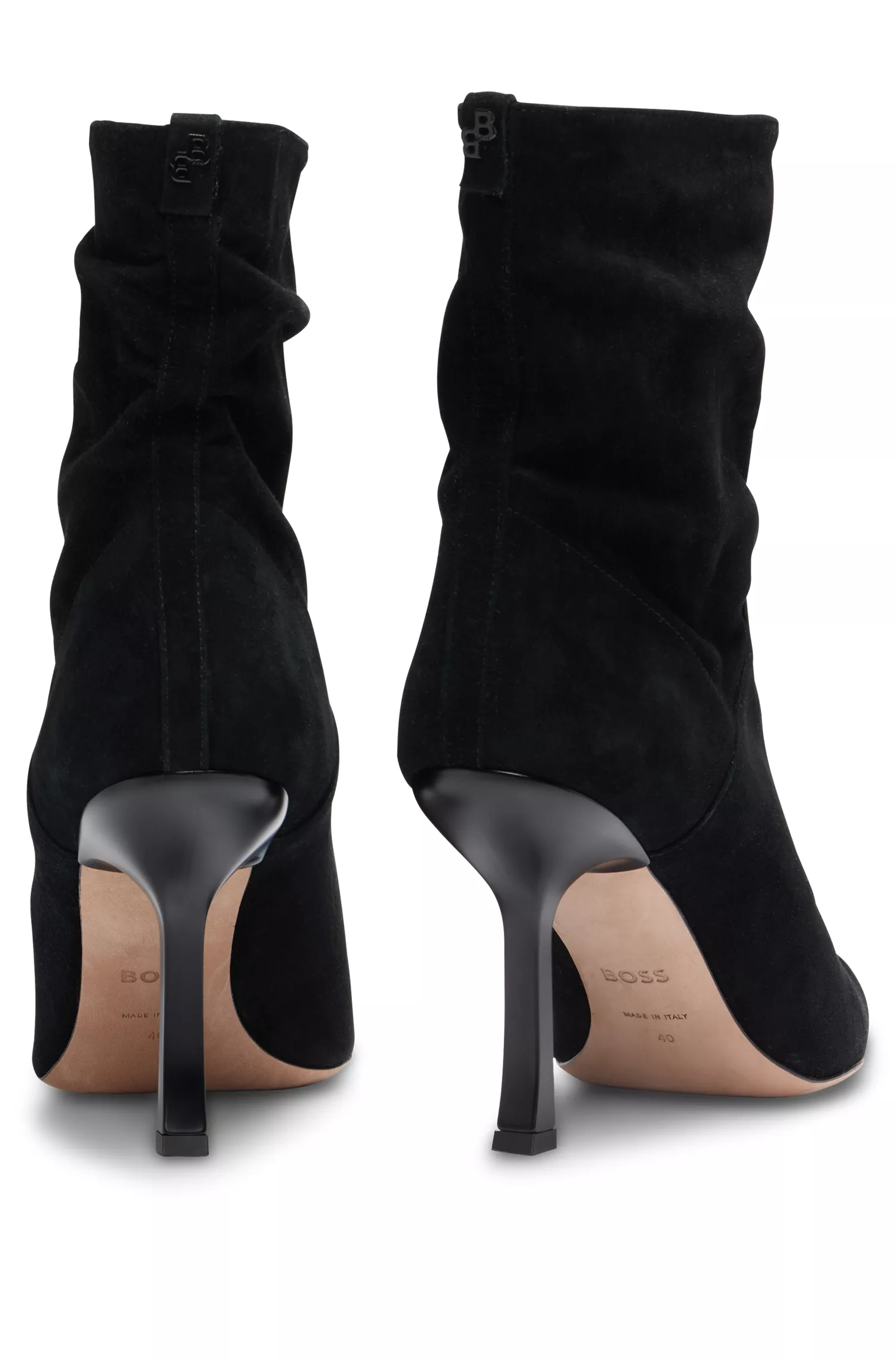 Botas de cano curto BOSS pretas de camurça com salto alto e bico fino.