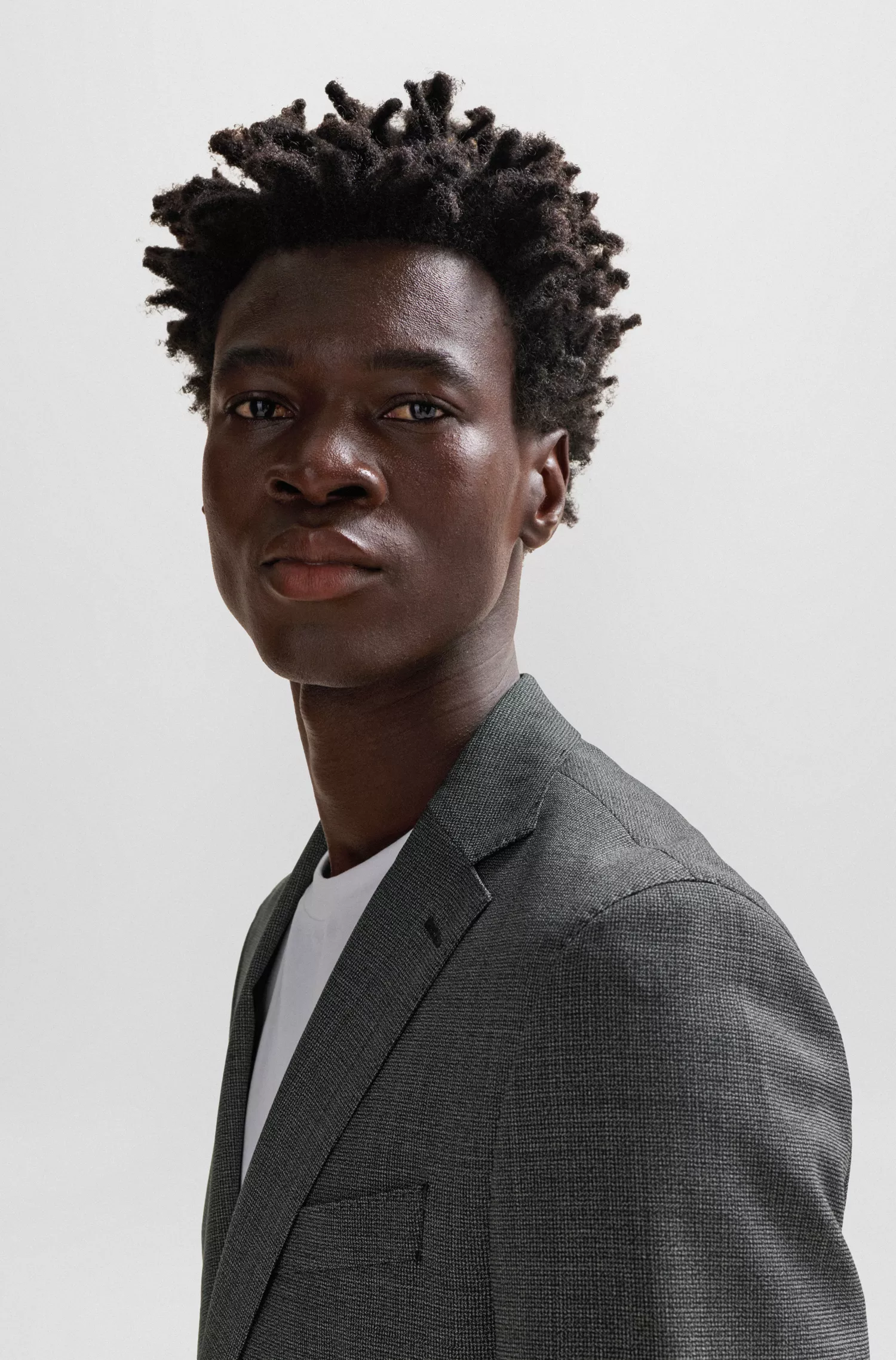 Terno BOSS preto, corte slim, em lã virgem com microestampa.