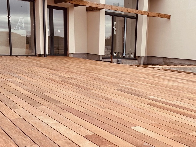 Pack complet 35m² lame de terrasse ipe grad clips lx1200mm avec lambourde, flat rail, plot pvc et clé de démontage
