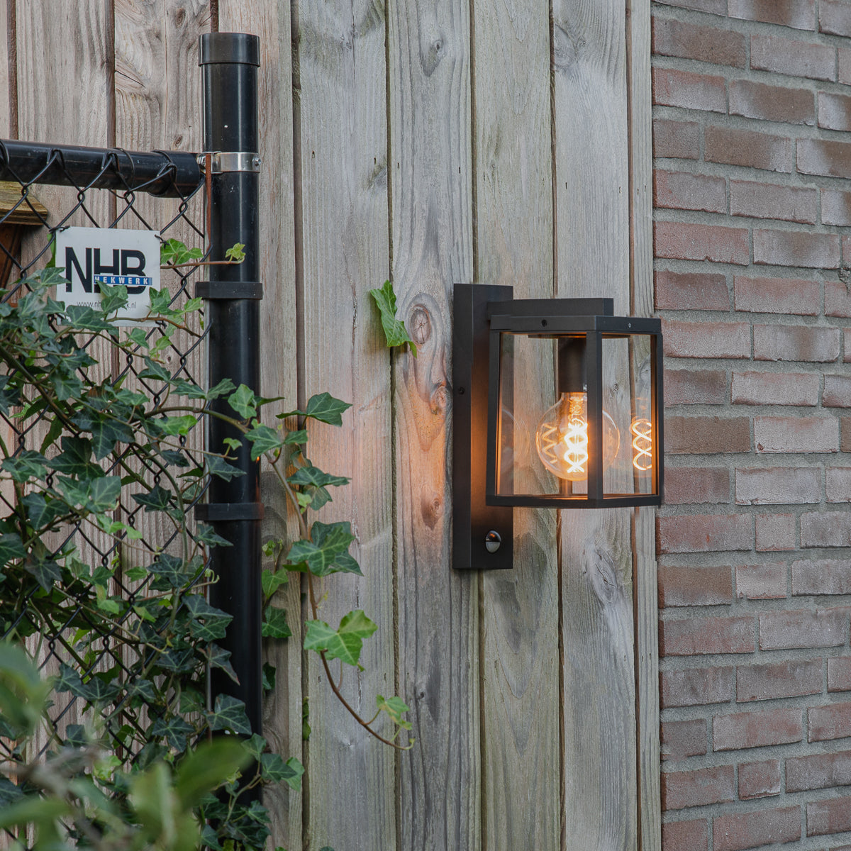 QAZQA Buiten wandlantaarn zwart met bewegingssensor IP44 - Charlois