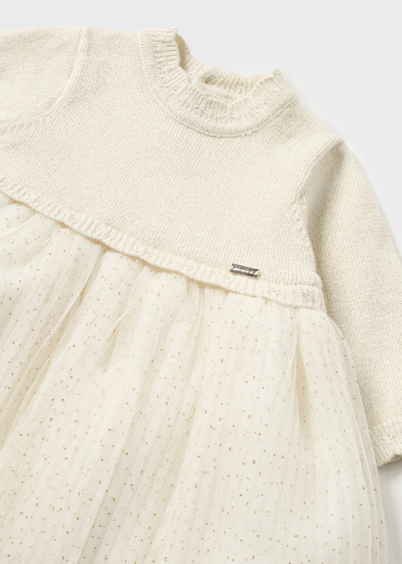 Vestido para recém-nascidos em malha e tule combinados.