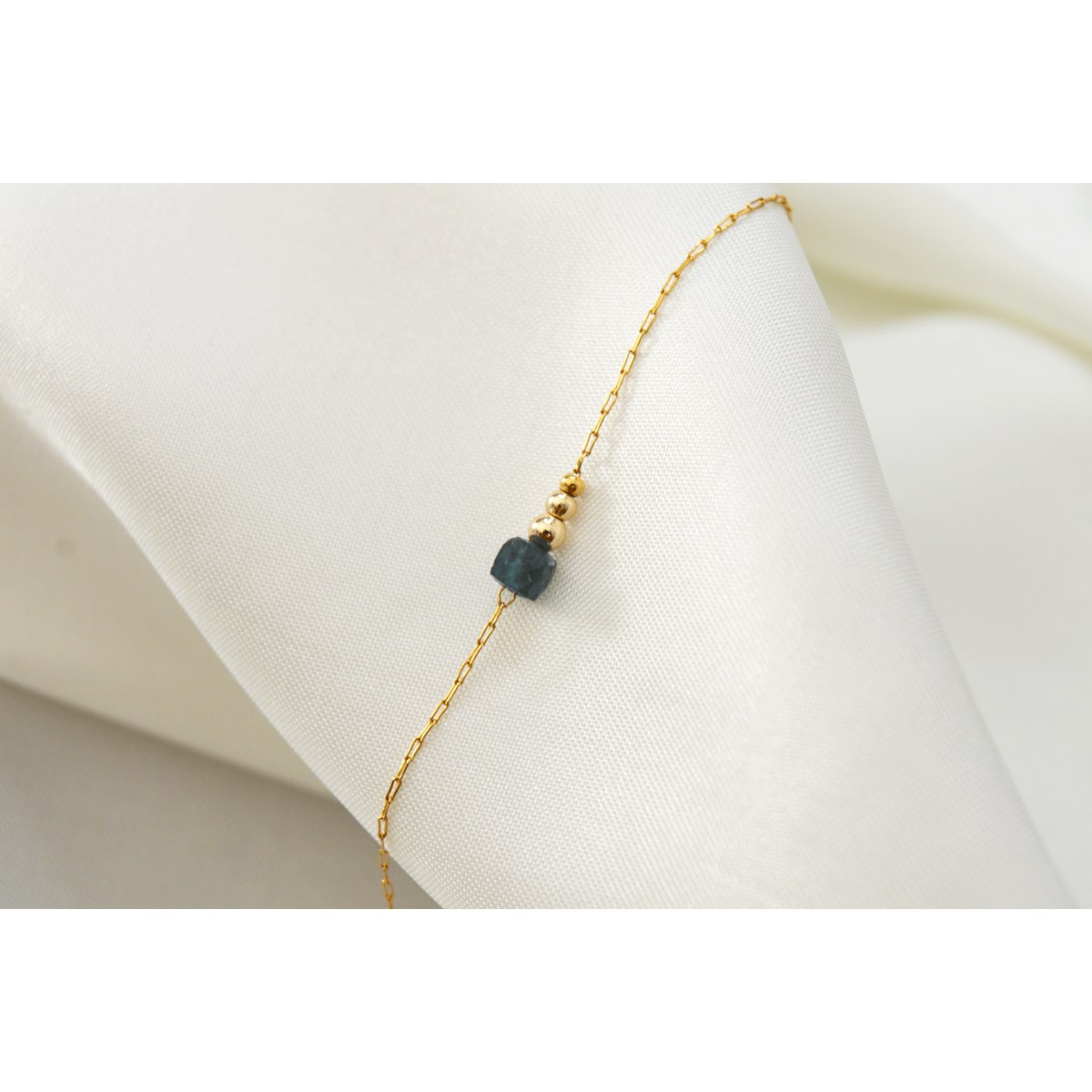 Bracelet  fin orné d une perle semi-precieuse  d'Apatite
