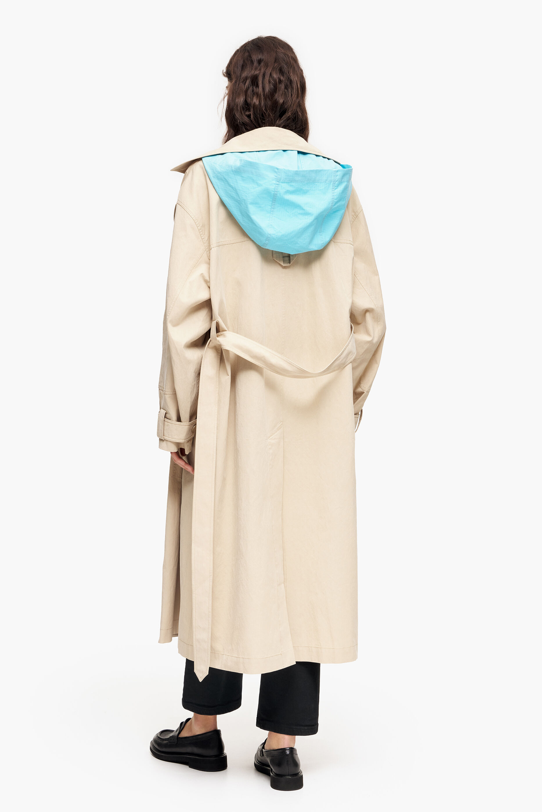Trench coat cor camelo com boca de sino