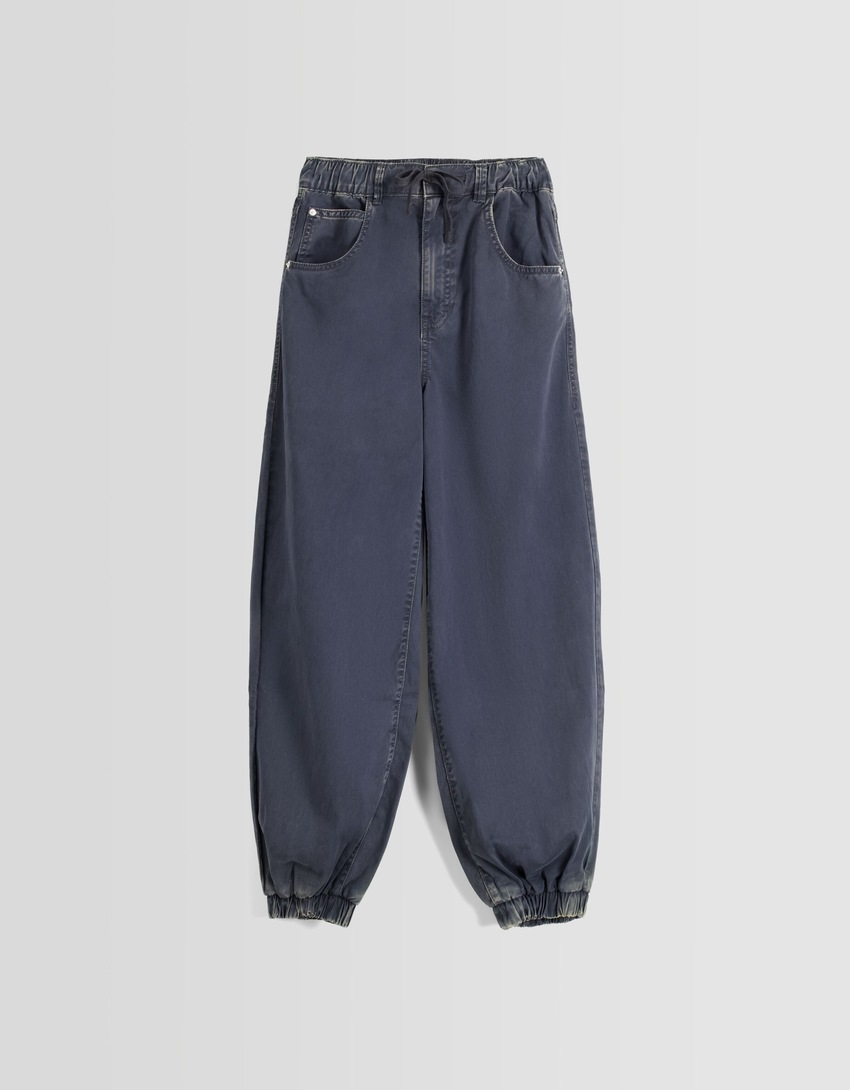 Calça jogger de algodão com cordão.