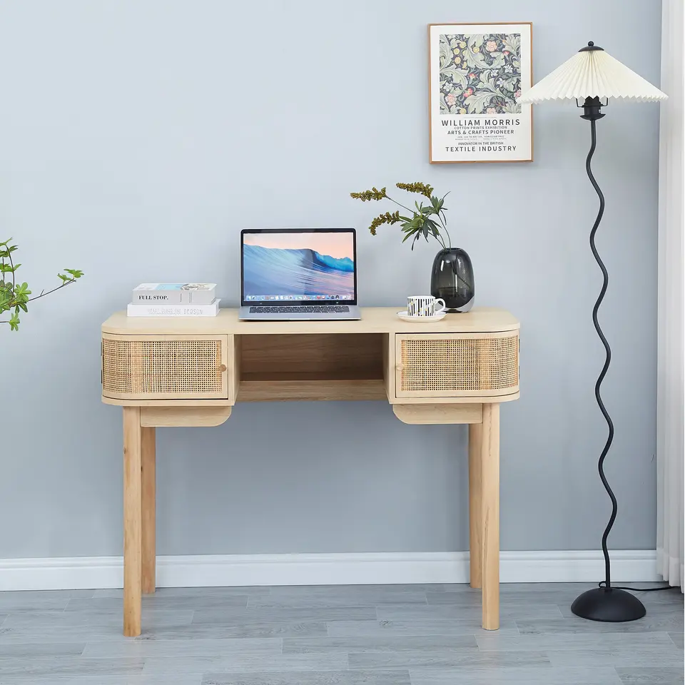 Bureau met 2 deuren van hout en rietvlechtwerk