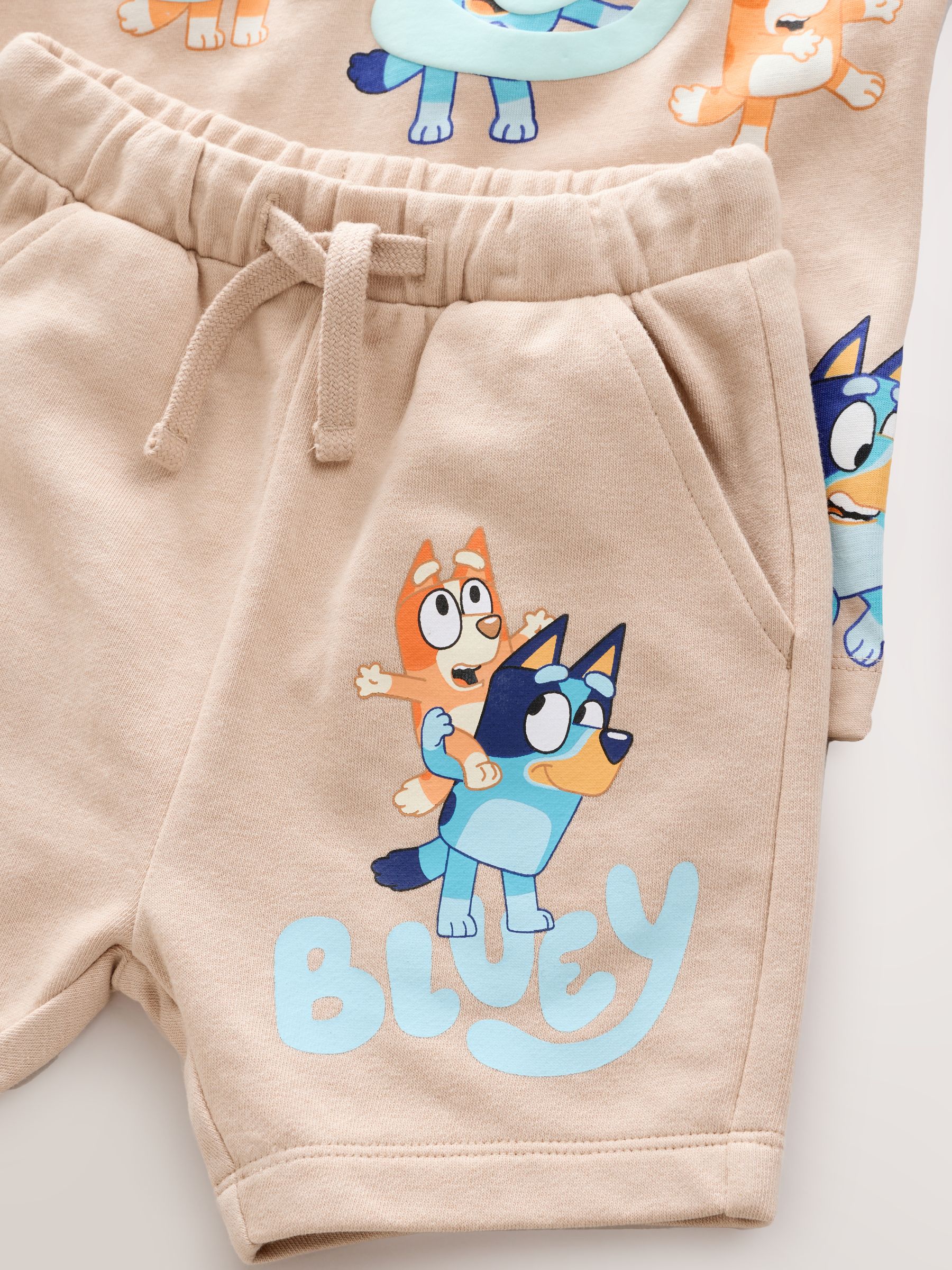 Neutraal - Set van blauw T-shirt met all-overprint en shorts met Bluey (12mnd -8jr)
