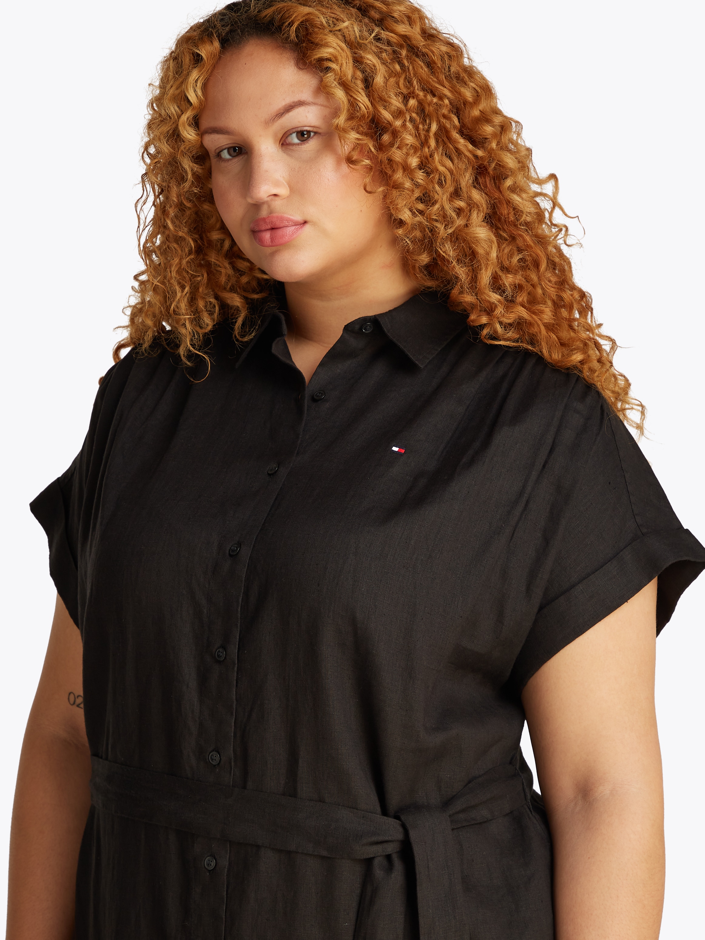 Tommy Hilfiger Curve Midikleid »CRV ESS LI BELTED S/S MIDI DRESS« in Grossen Grössen, mit Gürtel, Logostickerei