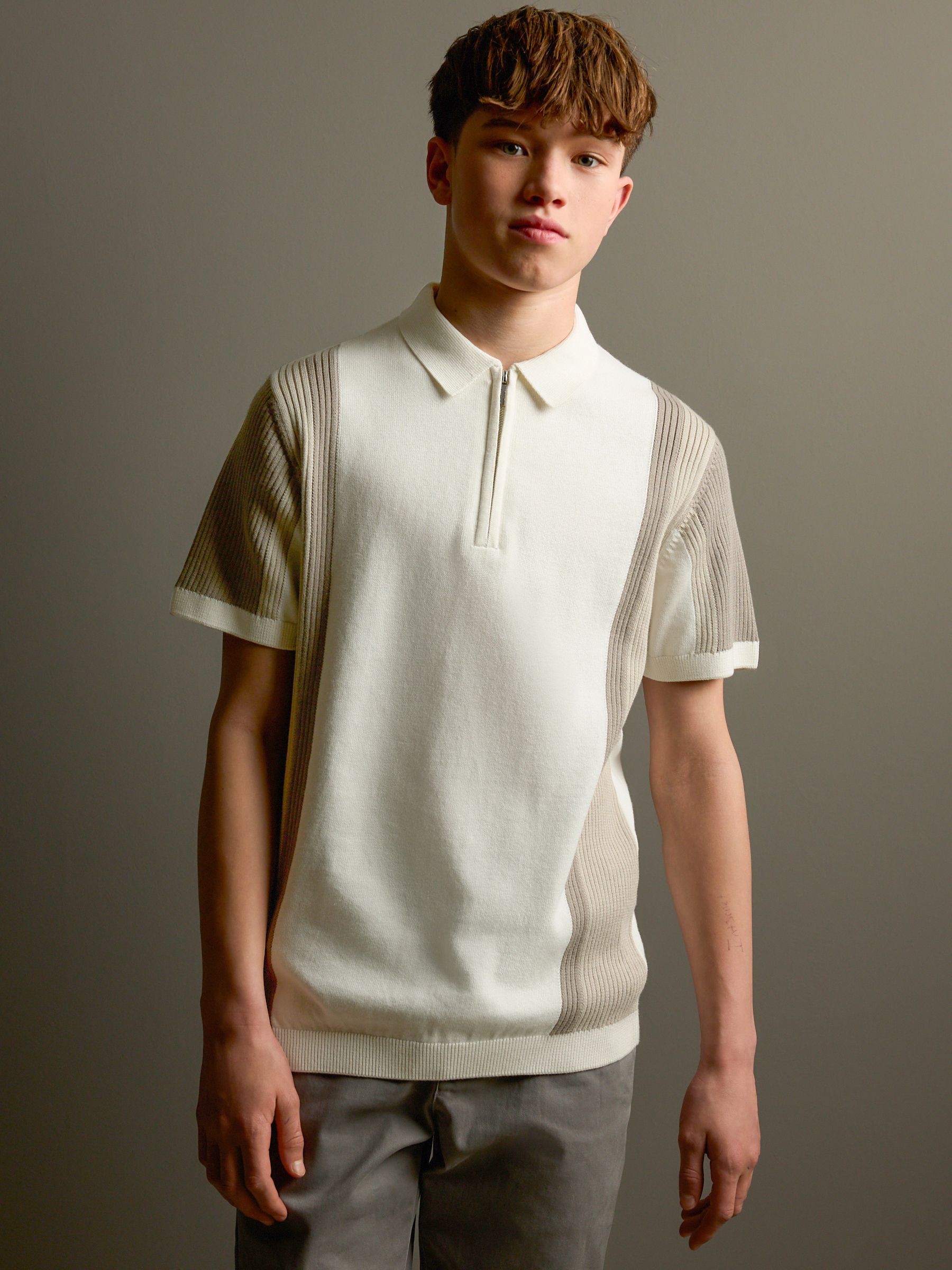 Neutraal met kleurvlakken - Gebreid poloshirt met rits bij de hals (3-16jr)