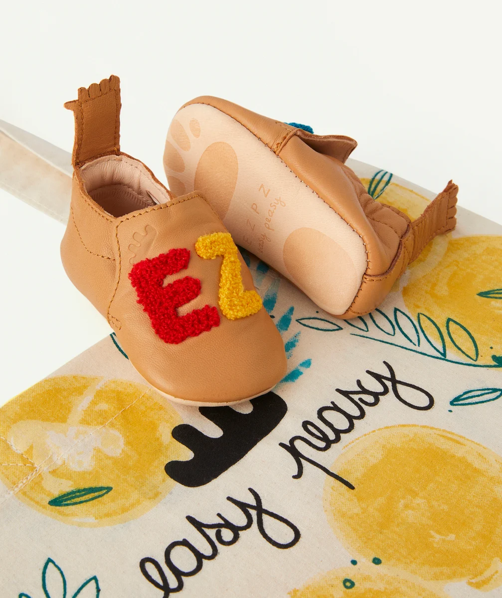 EASY PEASYCHAUSSONS EN CUIR MARRON AVEC BRODERIES