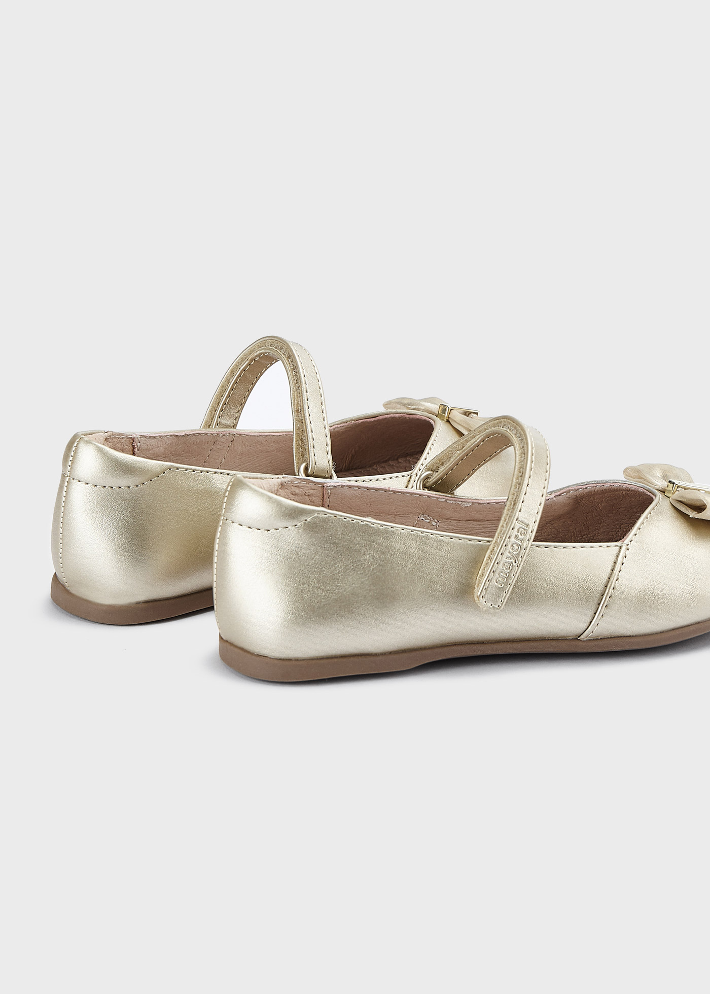 Sapato estilo Mary Jane com palmilha com laço, em couro sustentável, para meninas.