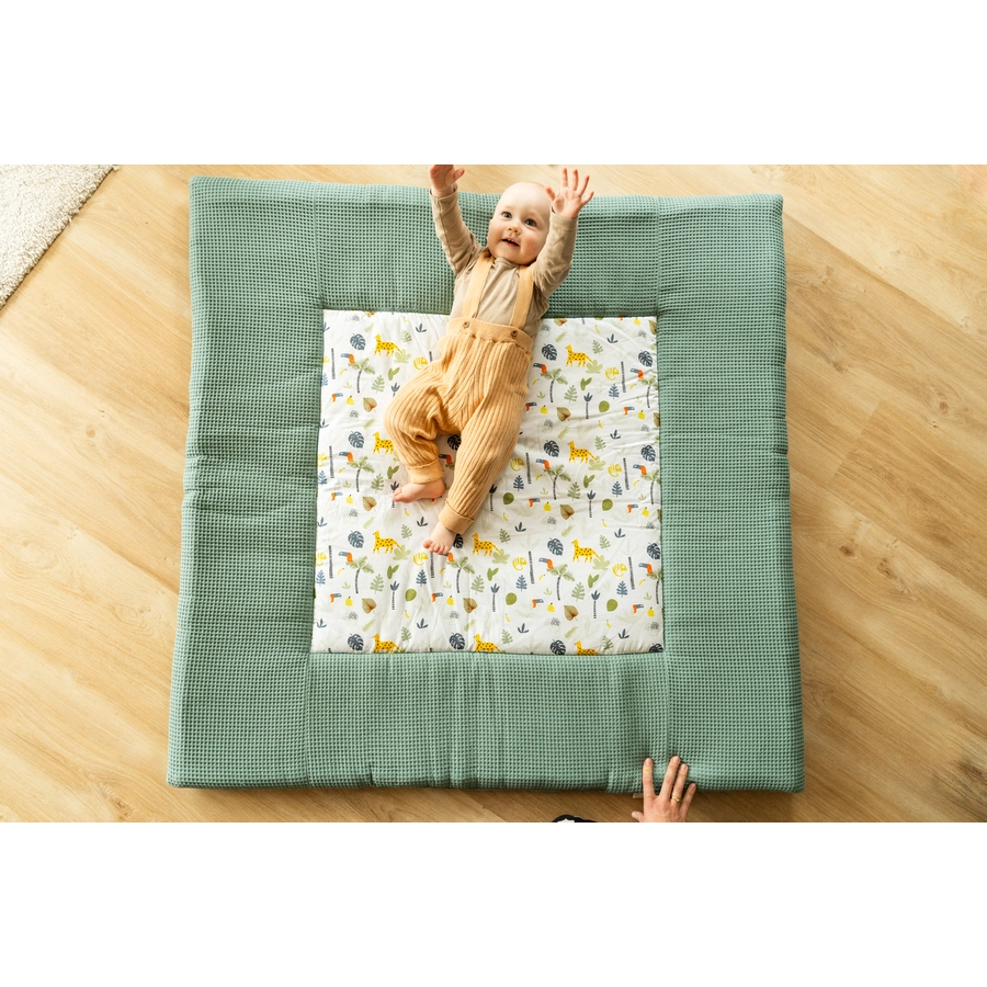 Ullenboom Krabbeldecke Waffelpique Motiv Salbeigrün Regenwald 120x120 cm