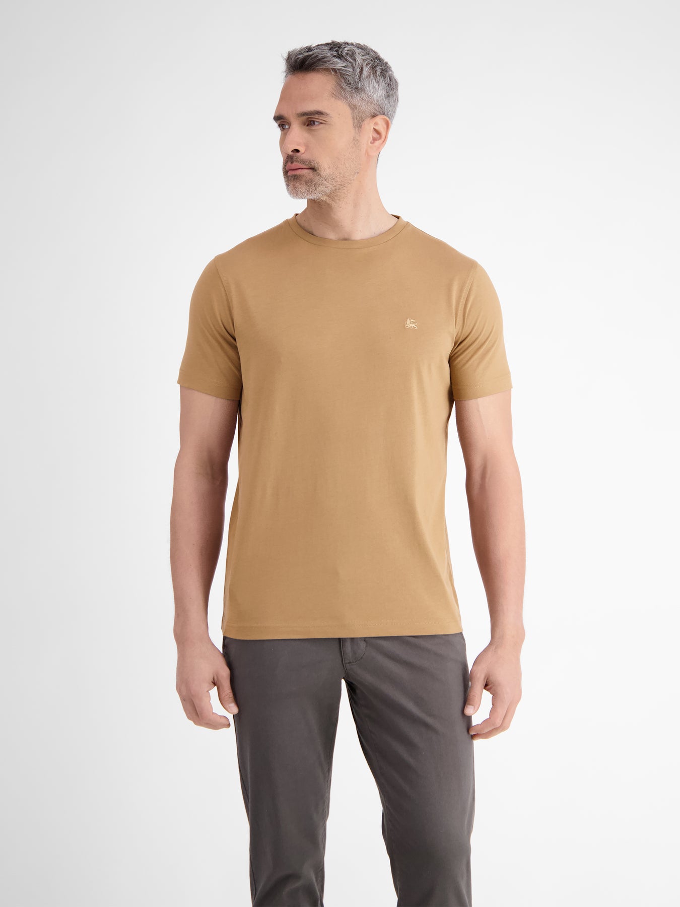 Basic T-Shirt mit Logostitck, unifarben