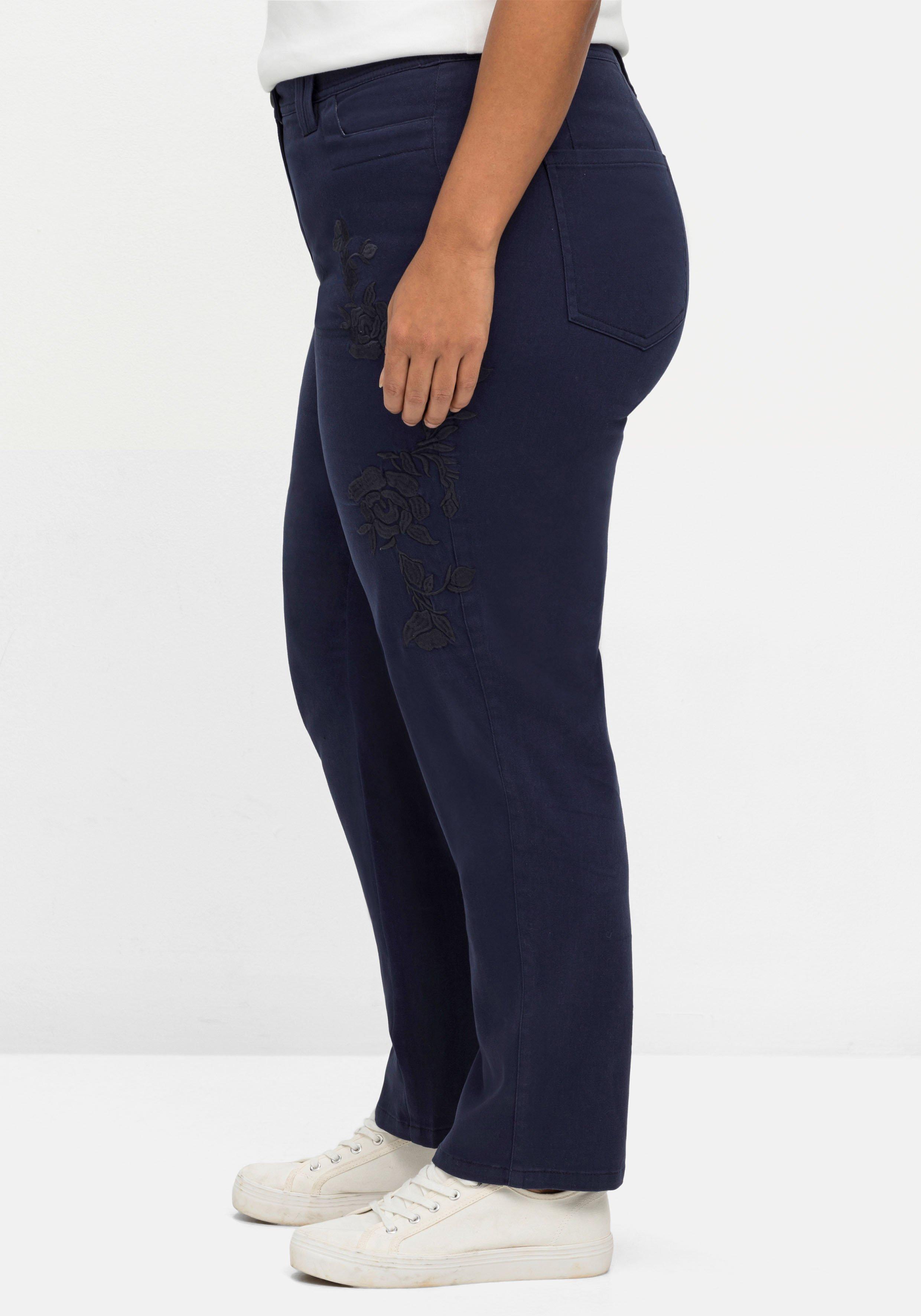Cargohose mit Blumenstickerei