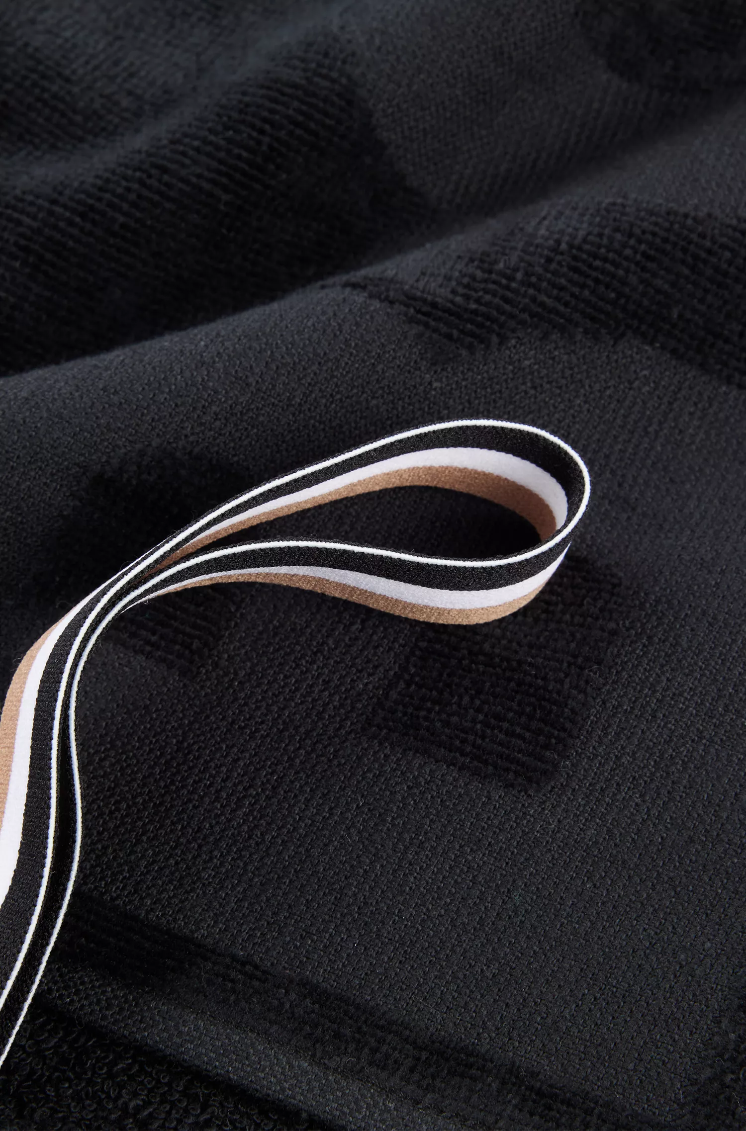 Toalha de mão BOSS em algodão preto com logotipo tonal.