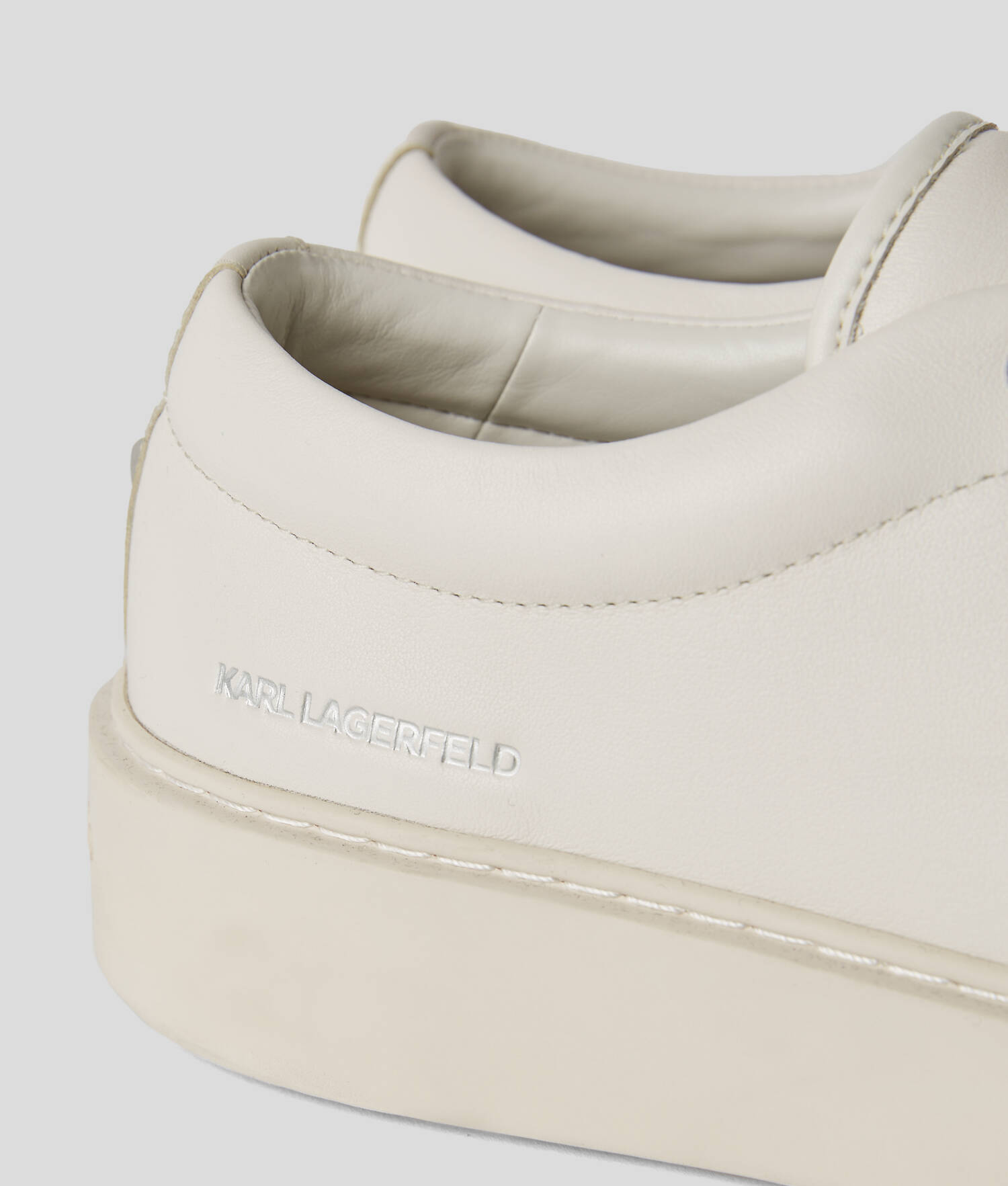 BASKETS EN CUIR BLANC CASSÉ