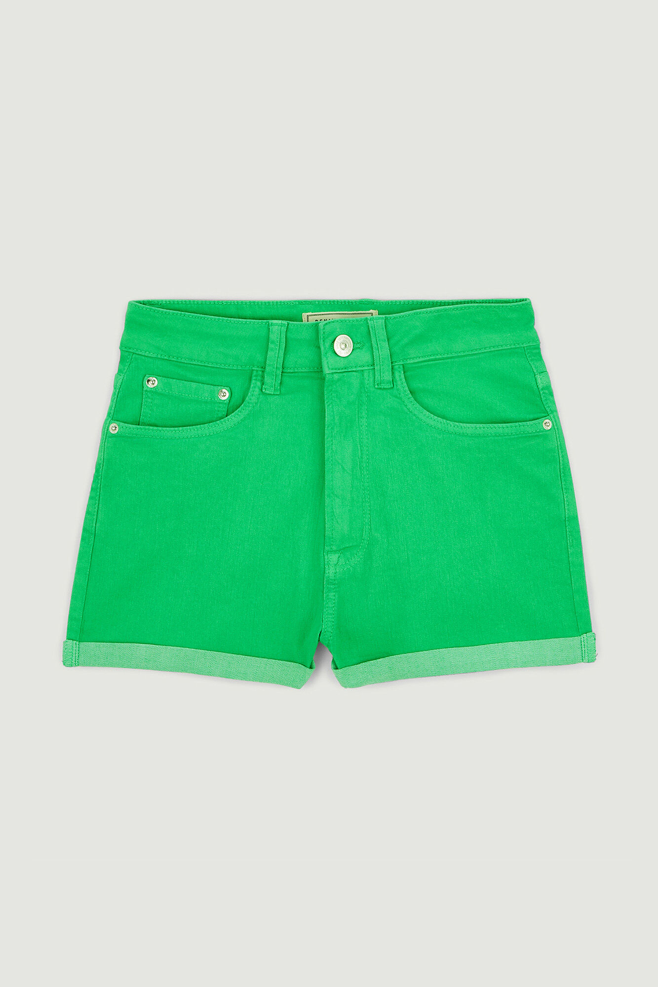 Shorts jeans com detalhe de barra dobrada
