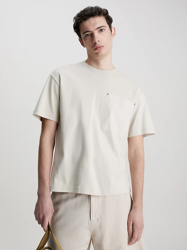 Camiseta com bolso canelado