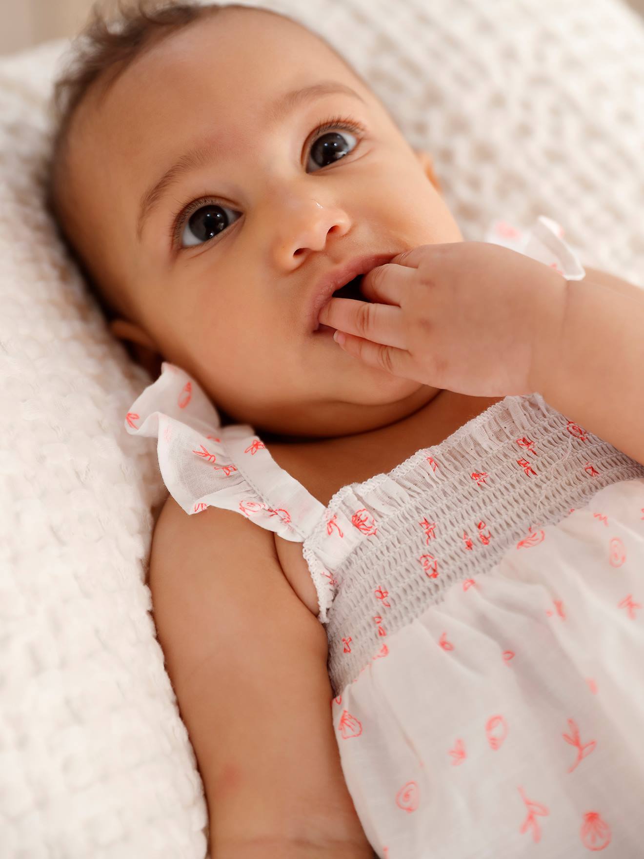 Roupa de bebê: vestido e calcinha de cor crua
