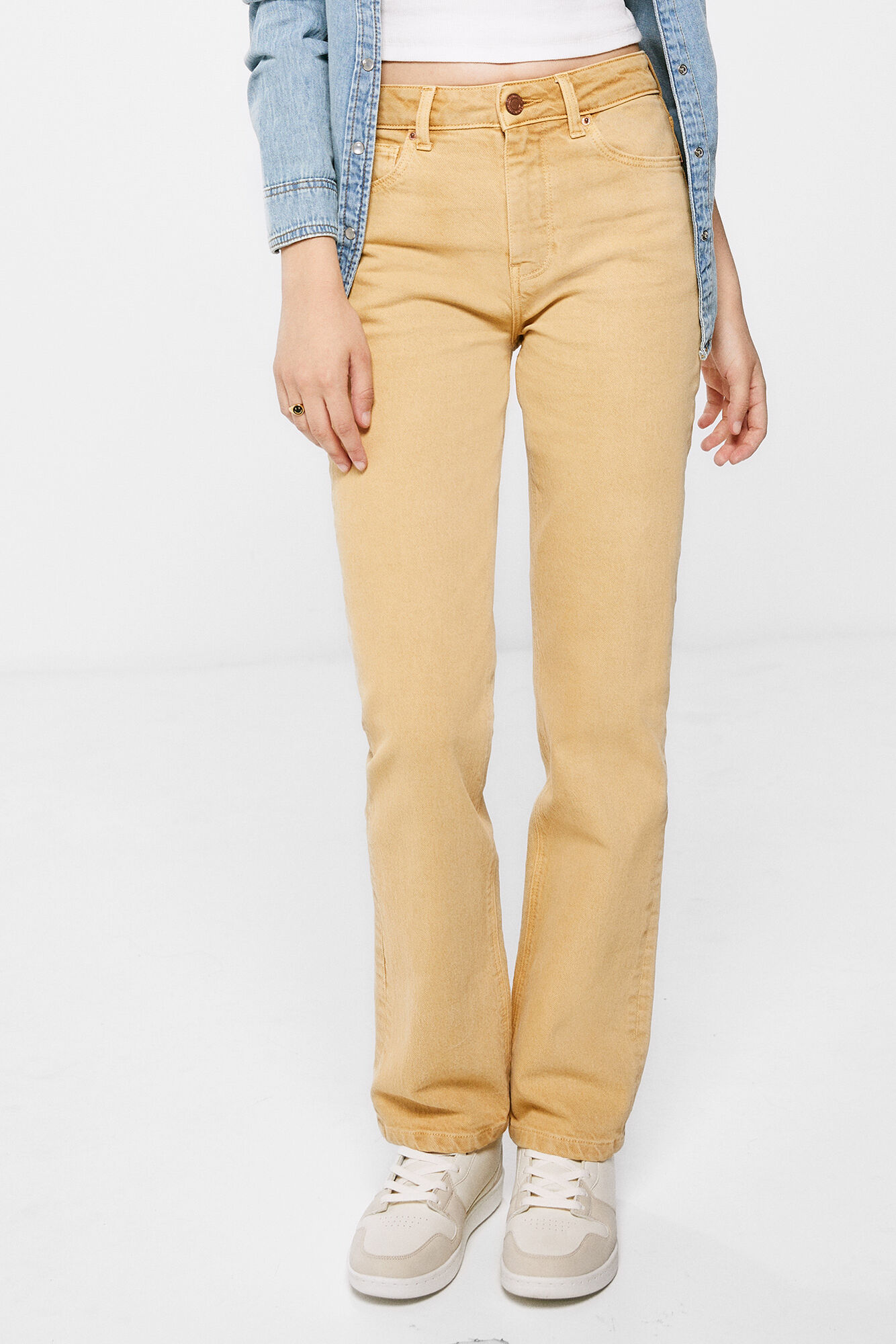 Calça jeans reta com lavagem sustentável