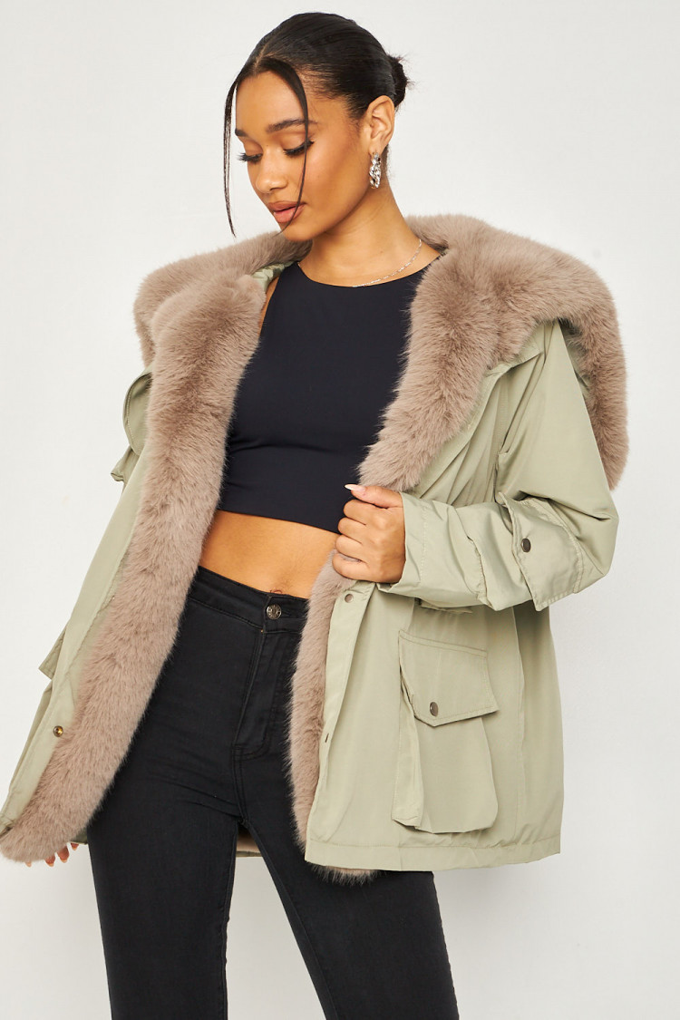 Parka verte fourrée avec col fausse fourrure