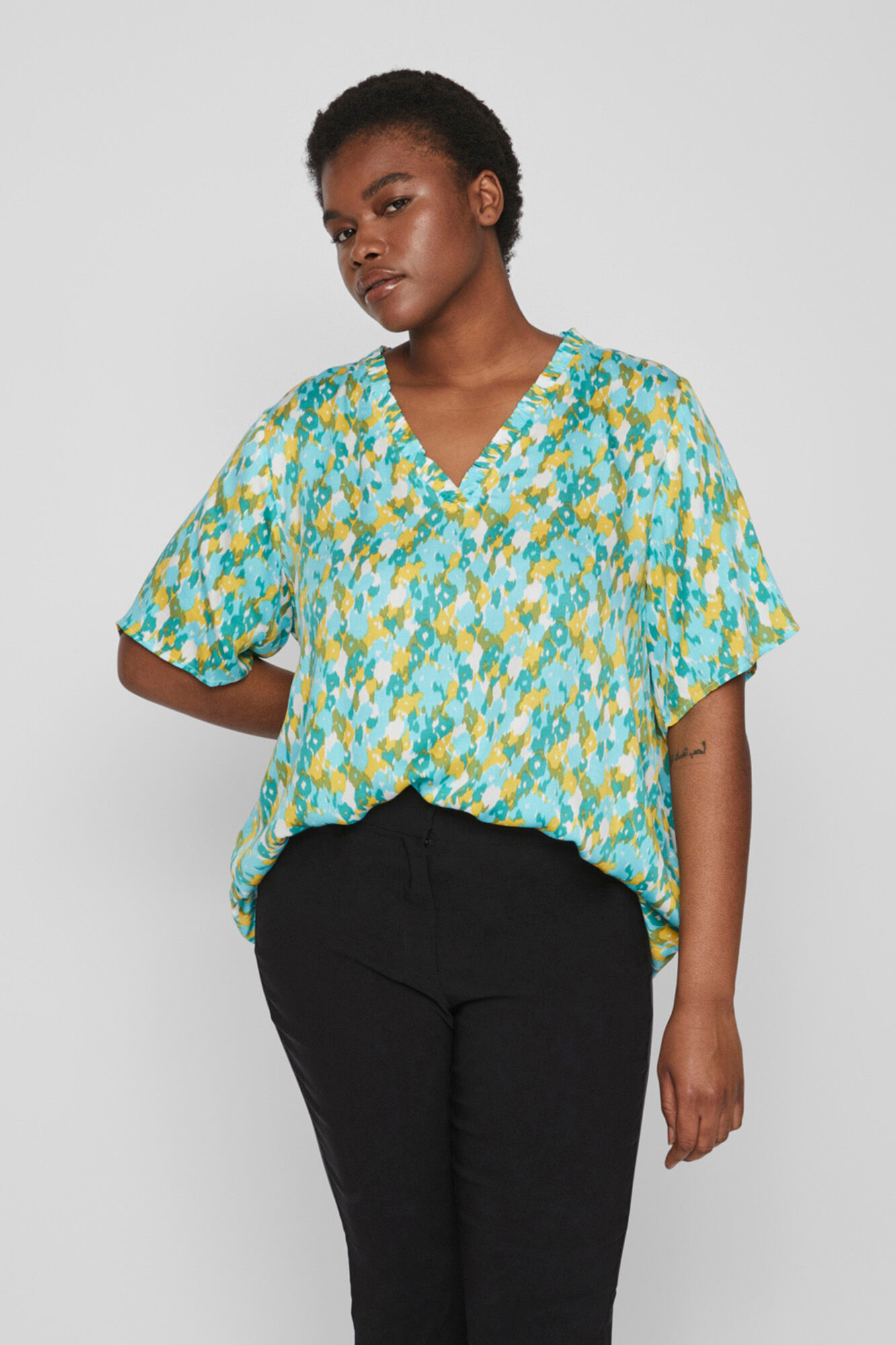 Blusa de manga curta e modelagem solta da Evoked by Vila - Branca
