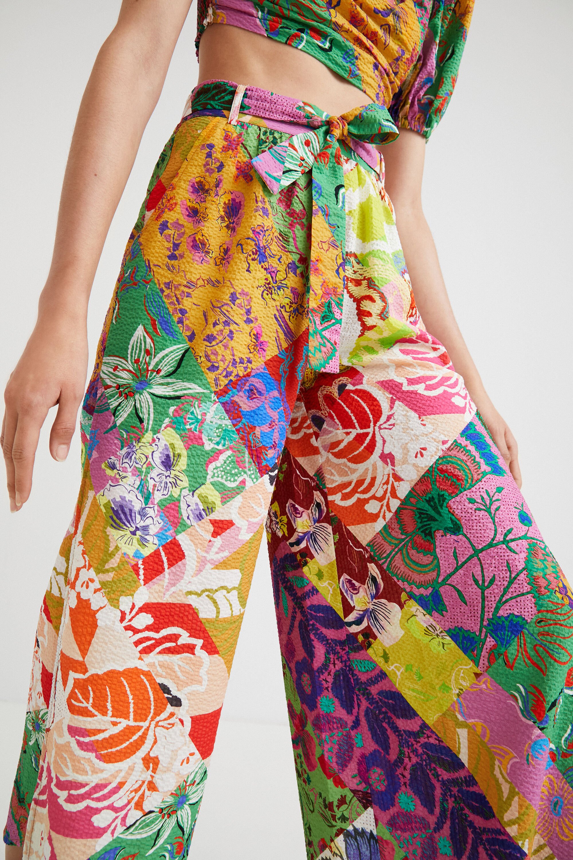 Pantalon ouvertures ethnique M. Christian Lacroix