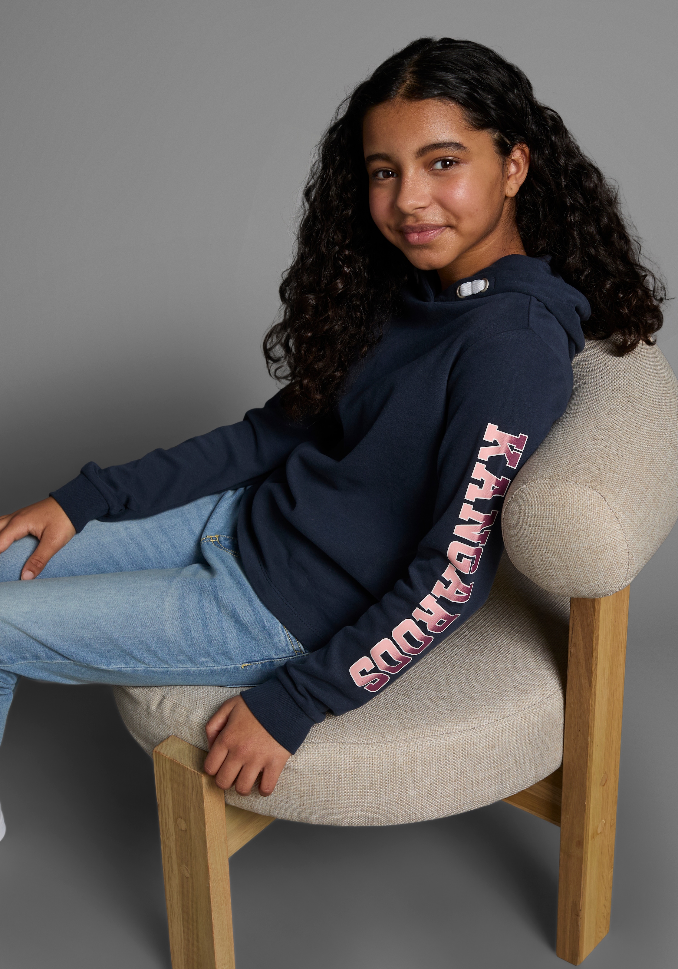 KangaROOS Langarmshirt »Kangaroos Kapuzenshirt mit Ärmeldruck«, gerade Passform,  bedrucktes Design,  mit Kapuze,  aus 100% Baumwolle