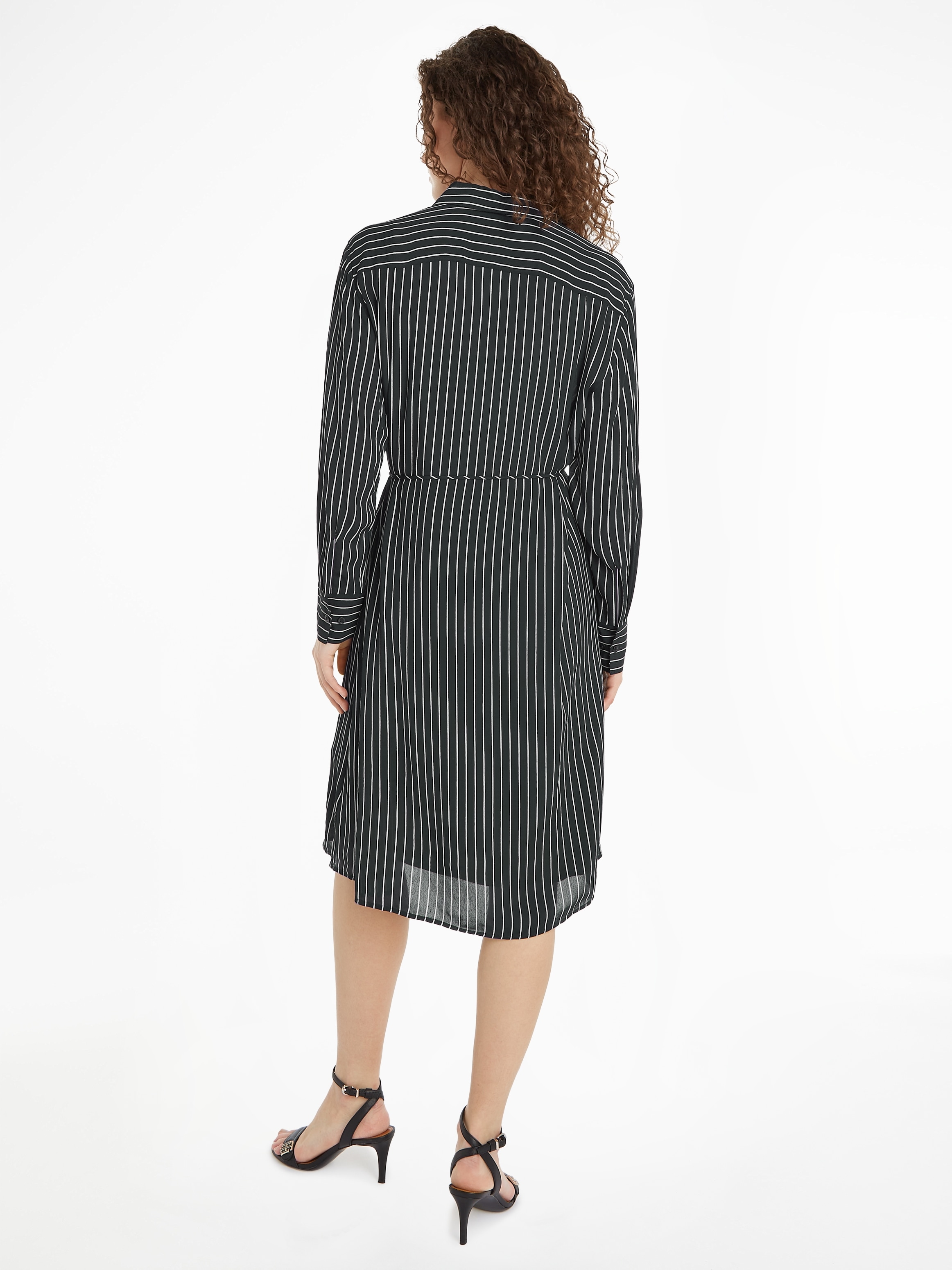 Tommy Hilfiger Blusenkleid »FLUID VISCOSE CREPE KNEE DRESS« mit Logopatch