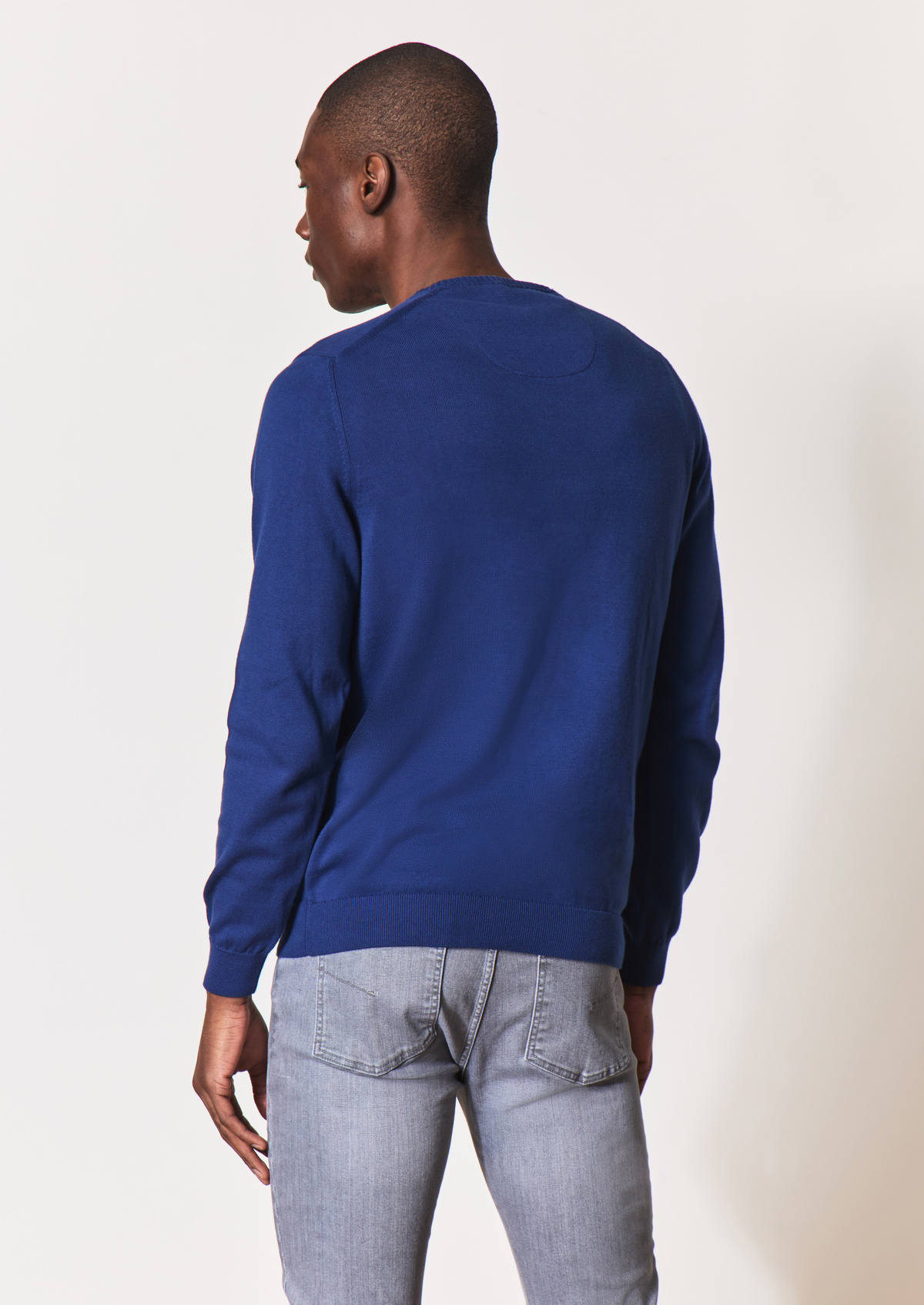 Pull col V en coton uni bleu cobalt