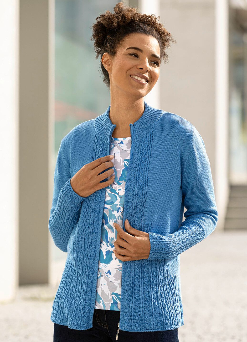 Strickjacke mit Zopfmuster
