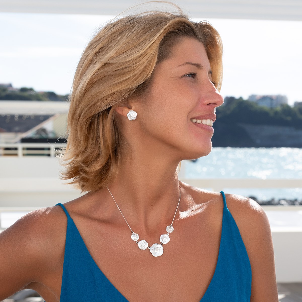 Boucles d'oreille fleur en Nacre blanche et argent 925 millème - Bijou élégant pour femmes | Aden