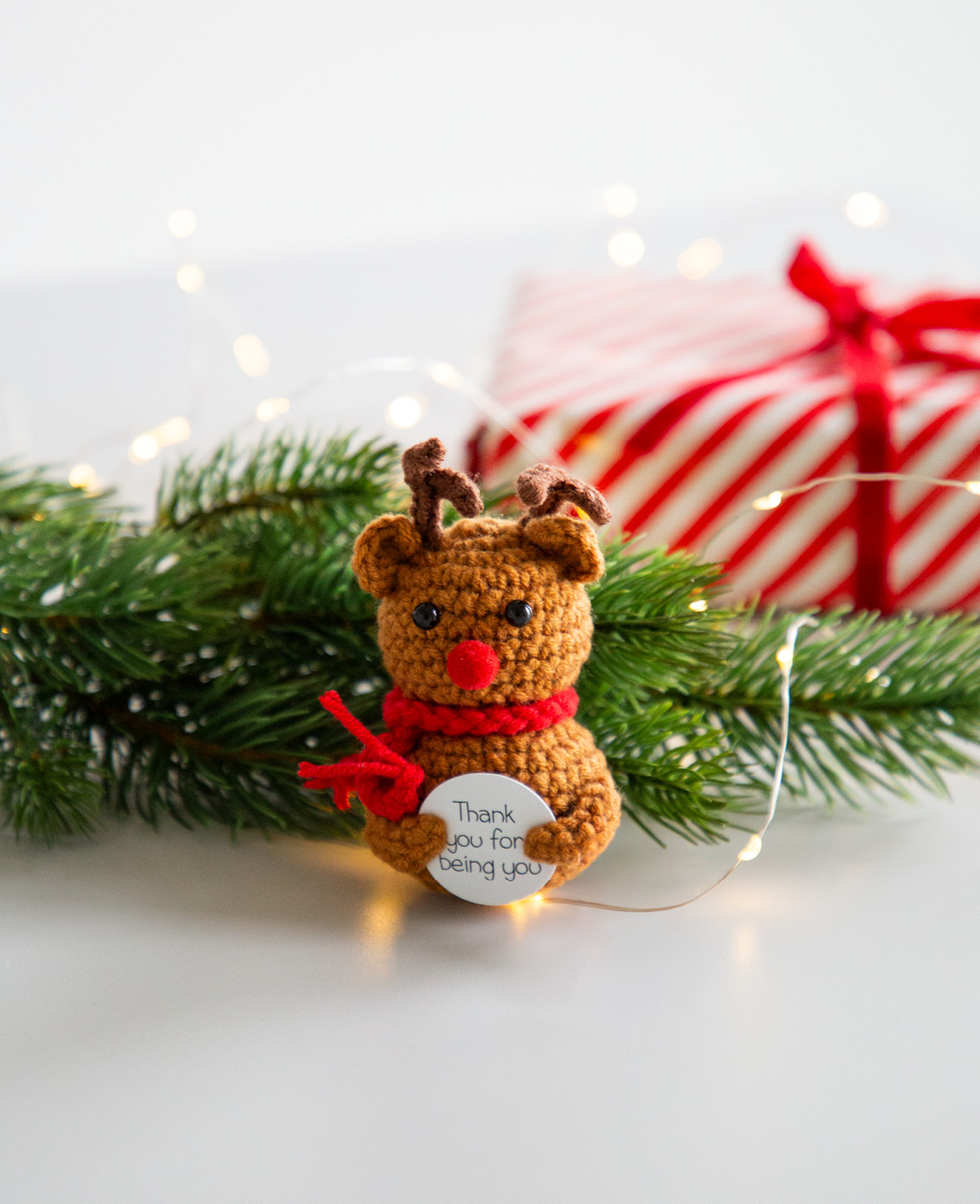 Positive Deer Gehäkelter Mini Glücksbringer Weihnachts Plüschtier Reh Christmas Kuscheltier Geschenkidee (1000-1720) - Braun / Rot