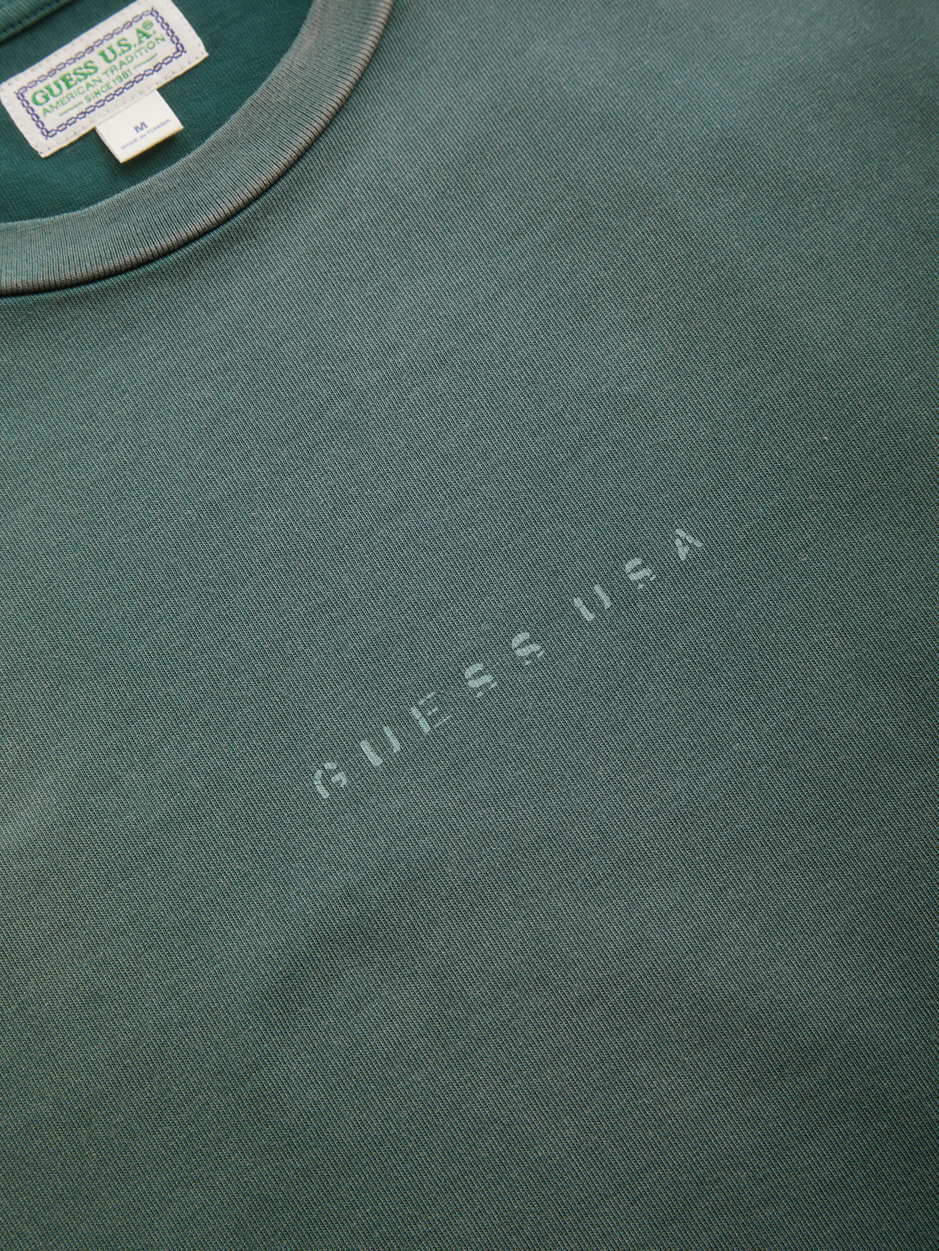 camiseta com logo desgastado