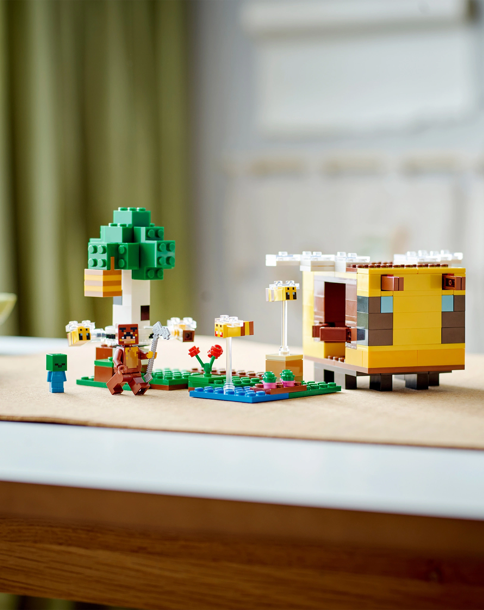 LEGO® Minecraft™ 21241 Das Bienenhäuschen