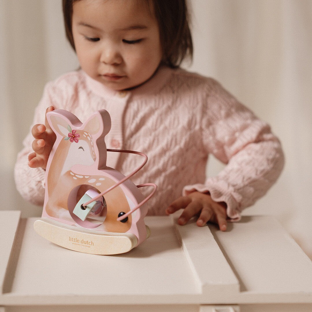 Little dutch wiebeldier met activiteitenlooping fairy