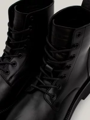 Botas de tornozelo de couro com fita de logotipo repetida