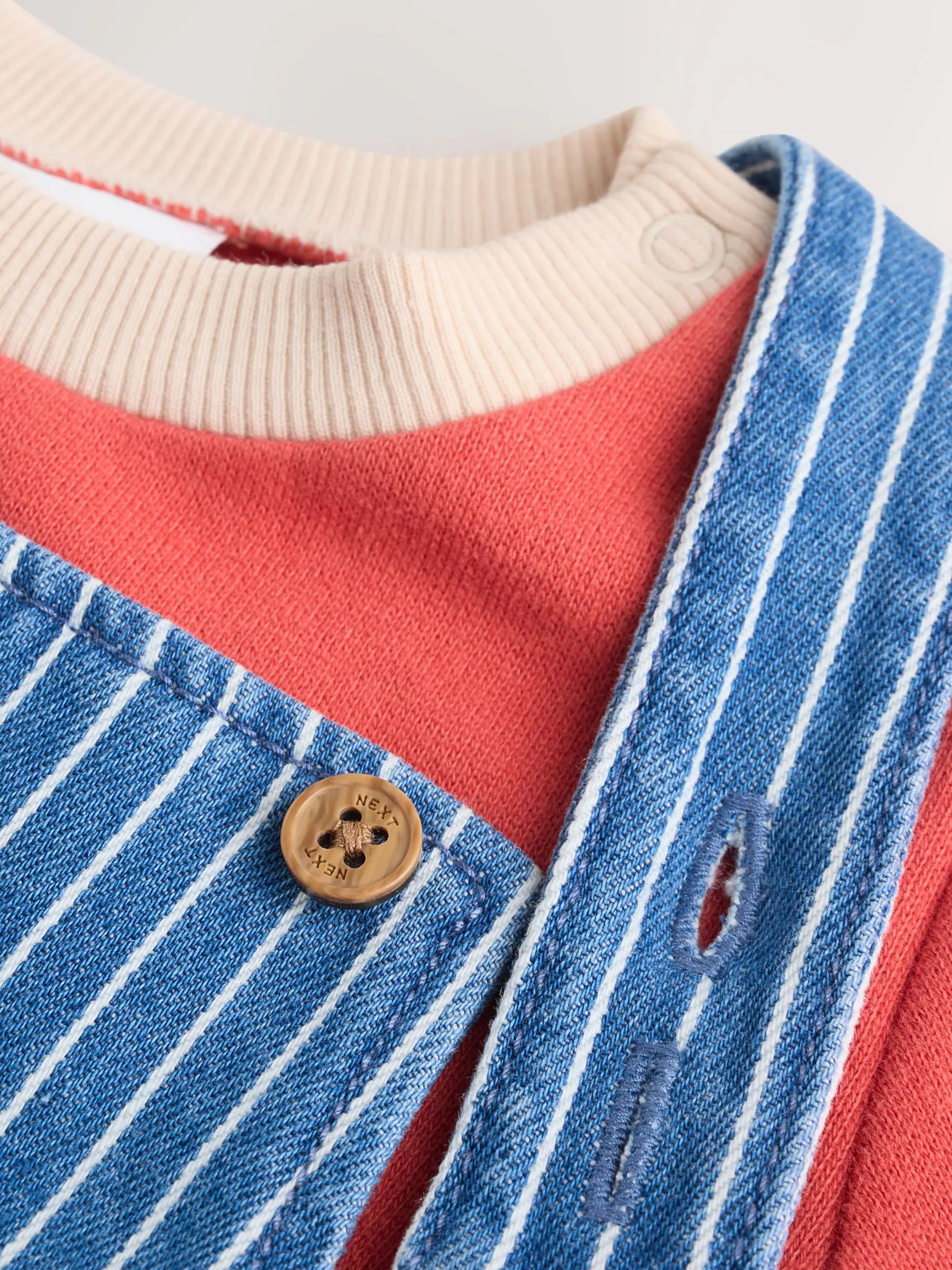 Felgekleurde streep met figuurtjes - Babyset van denim bretelbroeken en bodysuit (0 mnd - 2 jr)