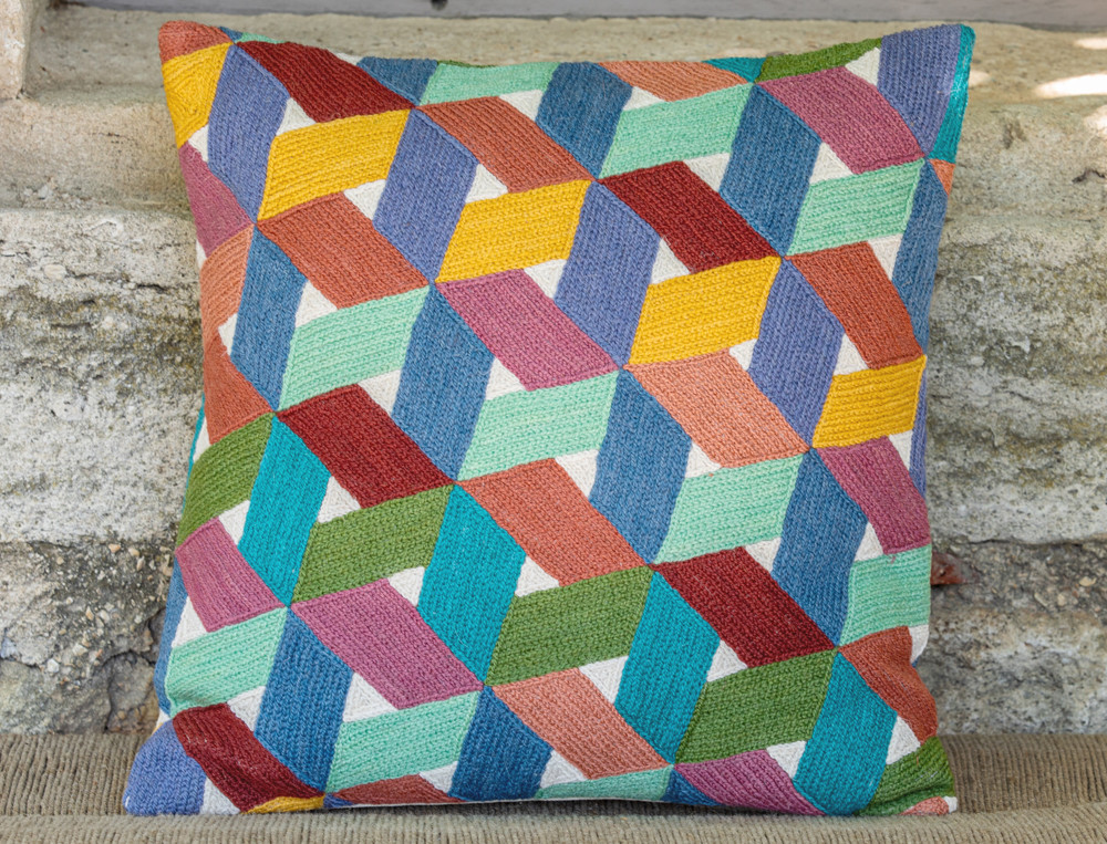 Coussin brodé-Figure de style