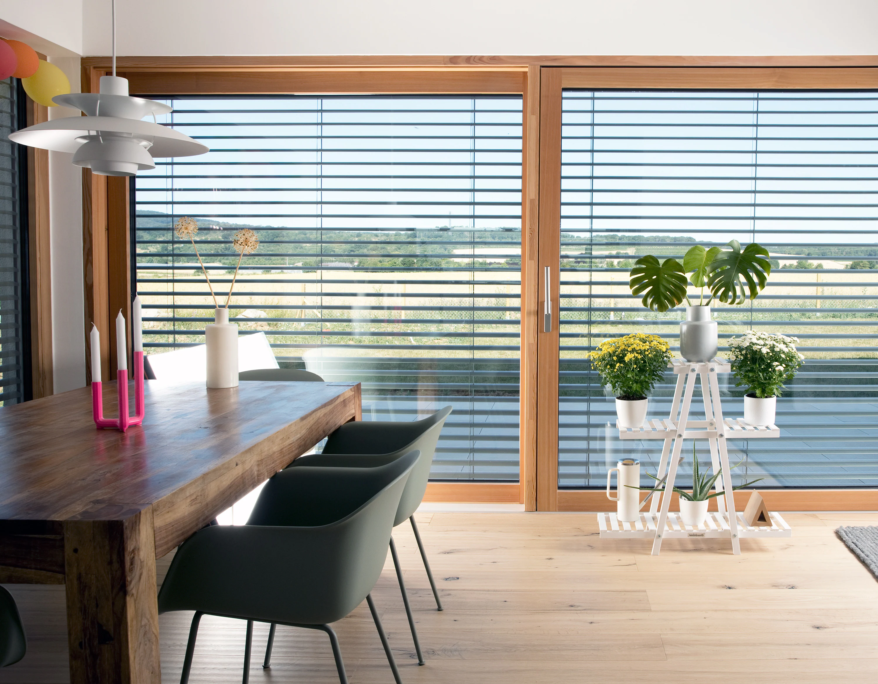 needs&wants® Pflanzenständer Blumenständer aus Holz wetterfest für Indoor Outdoor Balkon Garten draußen innen Wand, Pflanzenregal Blumentreppe, 83 x 28 x 83 cm hoch, weiß