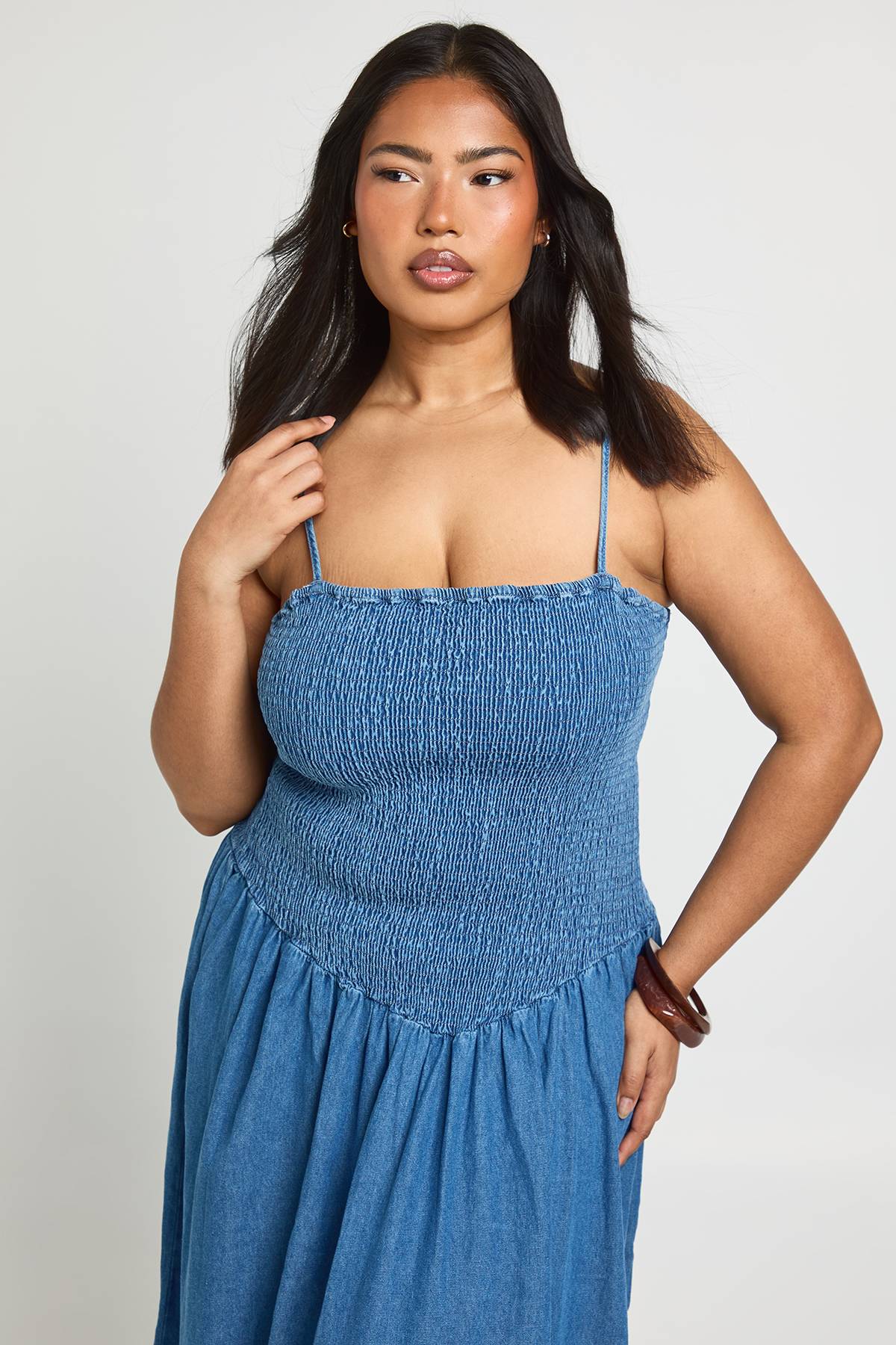 boohoo Robe Patineuse Mi-longue Grande Taille En Chambray À Smocks