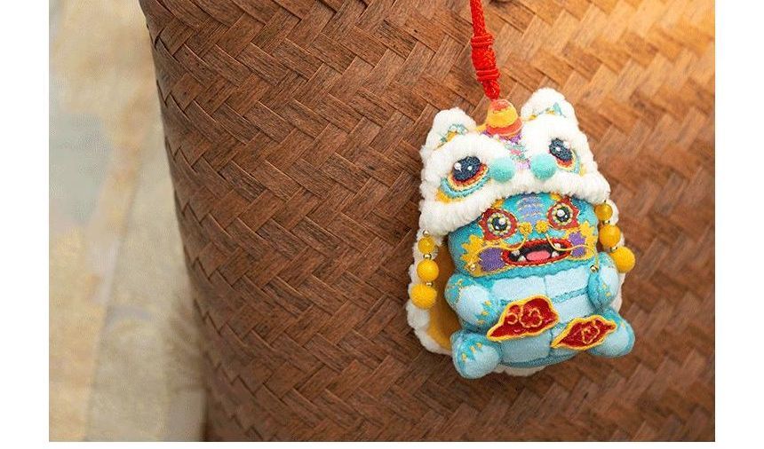 Embroidery Kingdom - DIY borduurpakket met tijgeramulet (verschillende ontwerpen)